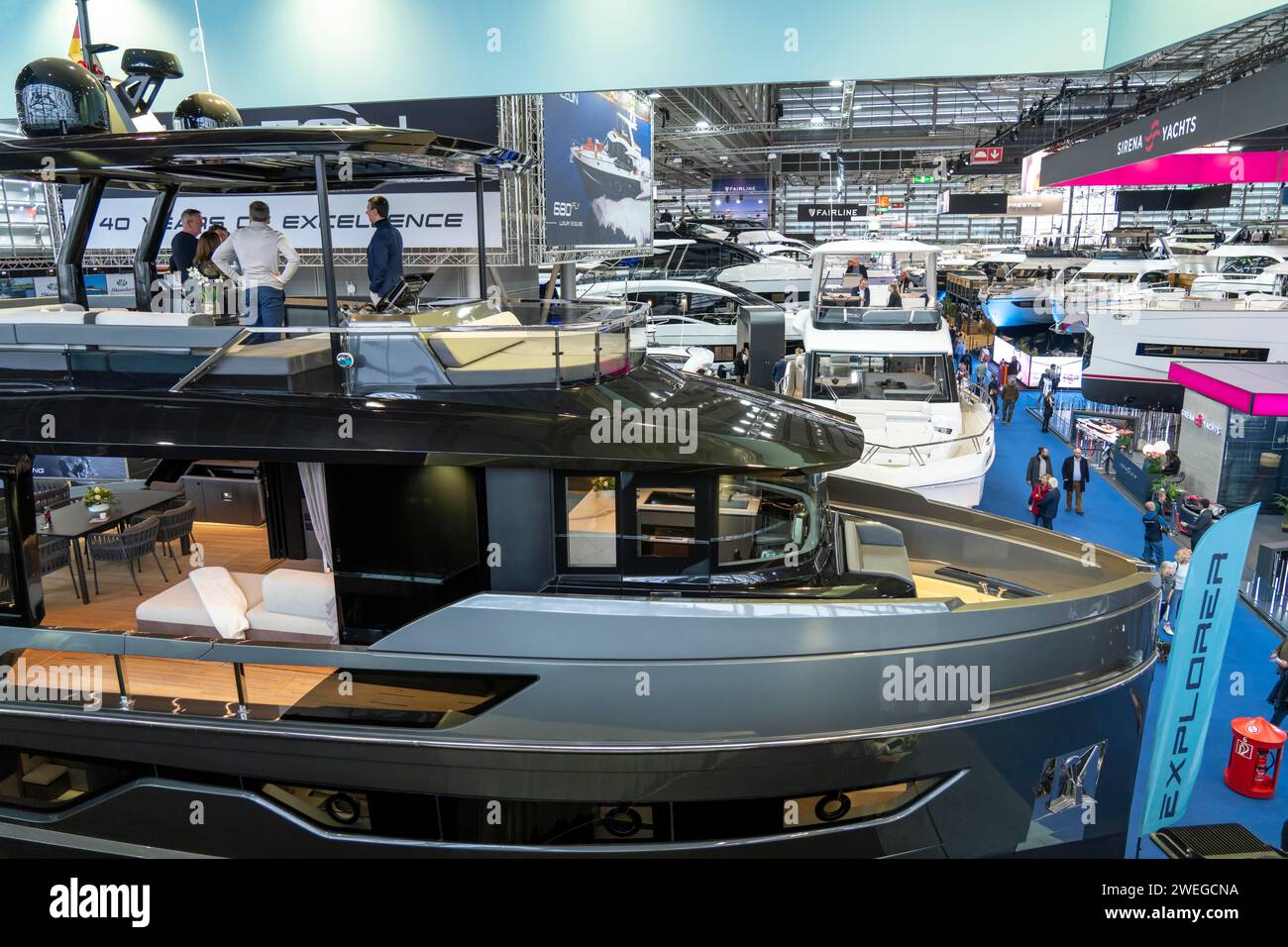 Grandi yacht, yacht di lusso, nel padiglione 6 di BOOT 2024, la più grande fiera al mondo di yacht e sport acquatici a Düsseldorf, NRW, Germania Foto Stock