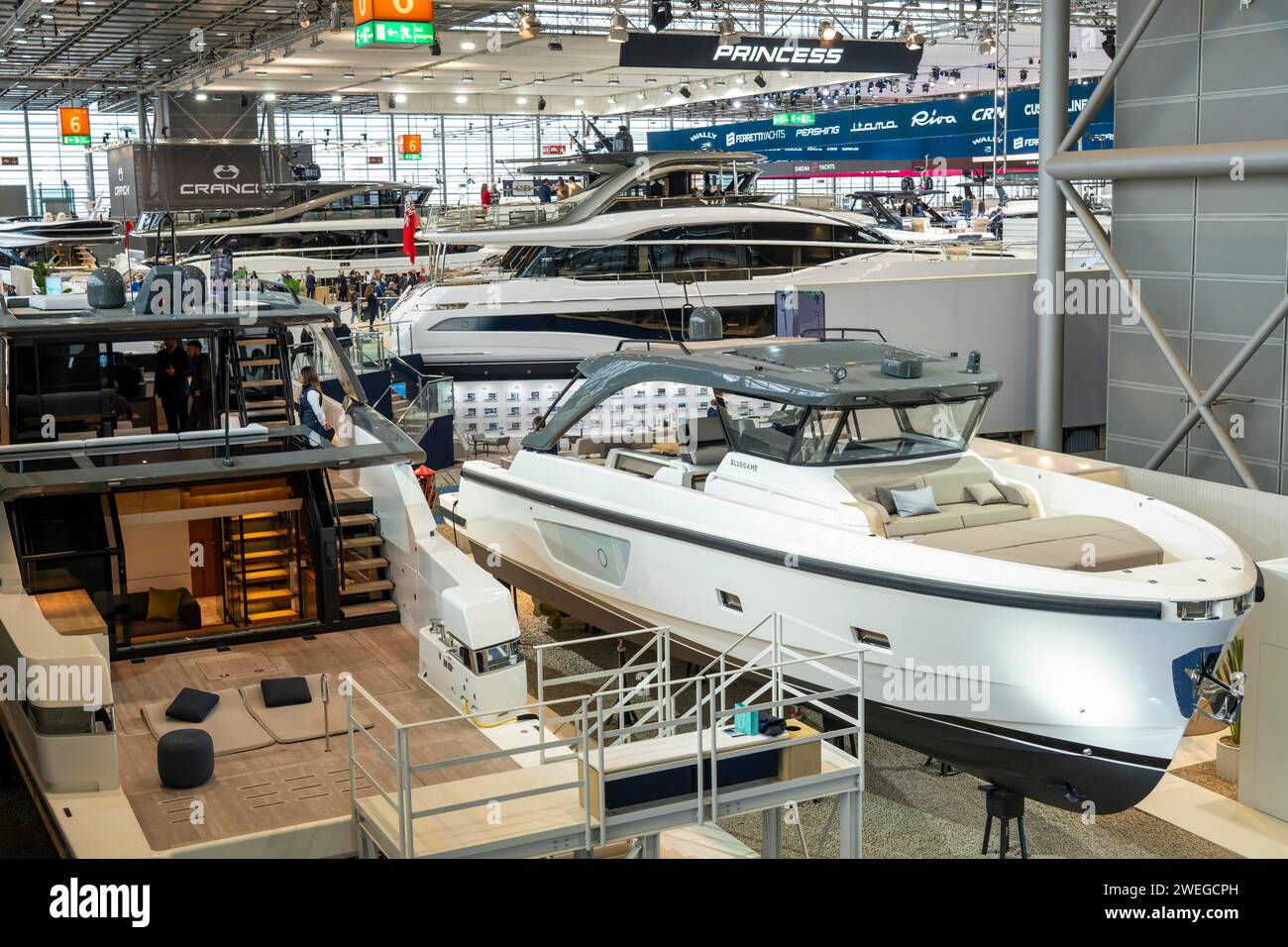 Grandi yacht, yacht di lusso, nel padiglione 6 di BOOT 2024, la più grande fiera al mondo di yacht e sport acquatici a Düsseldorf, NRW, Germania Foto Stock