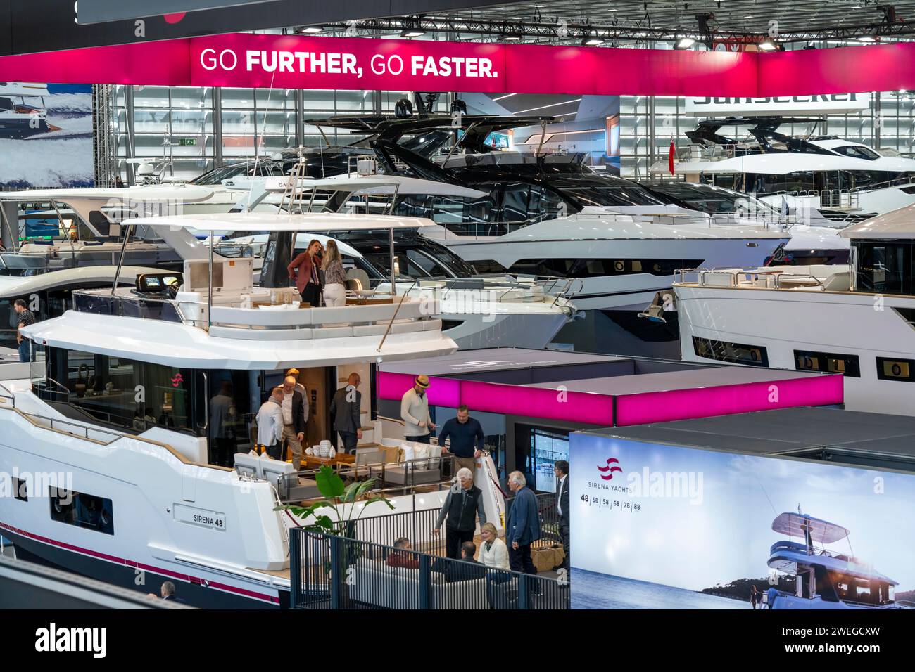 Grandi yacht, yacht di lusso, nel padiglione 6 di BOOT 2024, la più grande fiera al mondo di yacht e sport acquatici a Düsseldorf, NRW, Germania Foto Stock