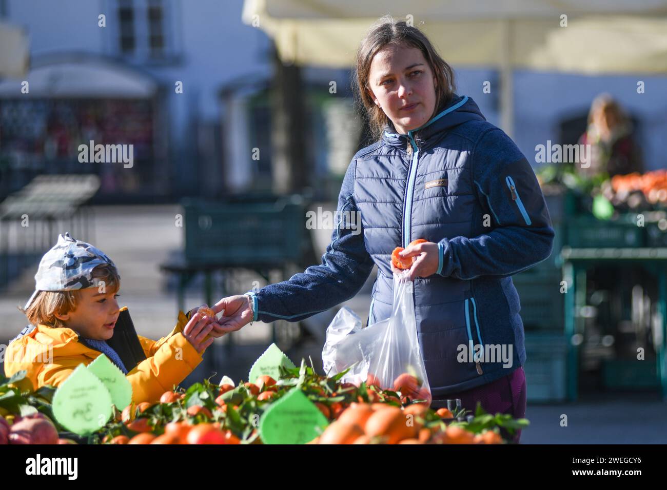 Madre e figlio sloveni nel mercato centrale. Lubiana, Slovenia Foto Stock