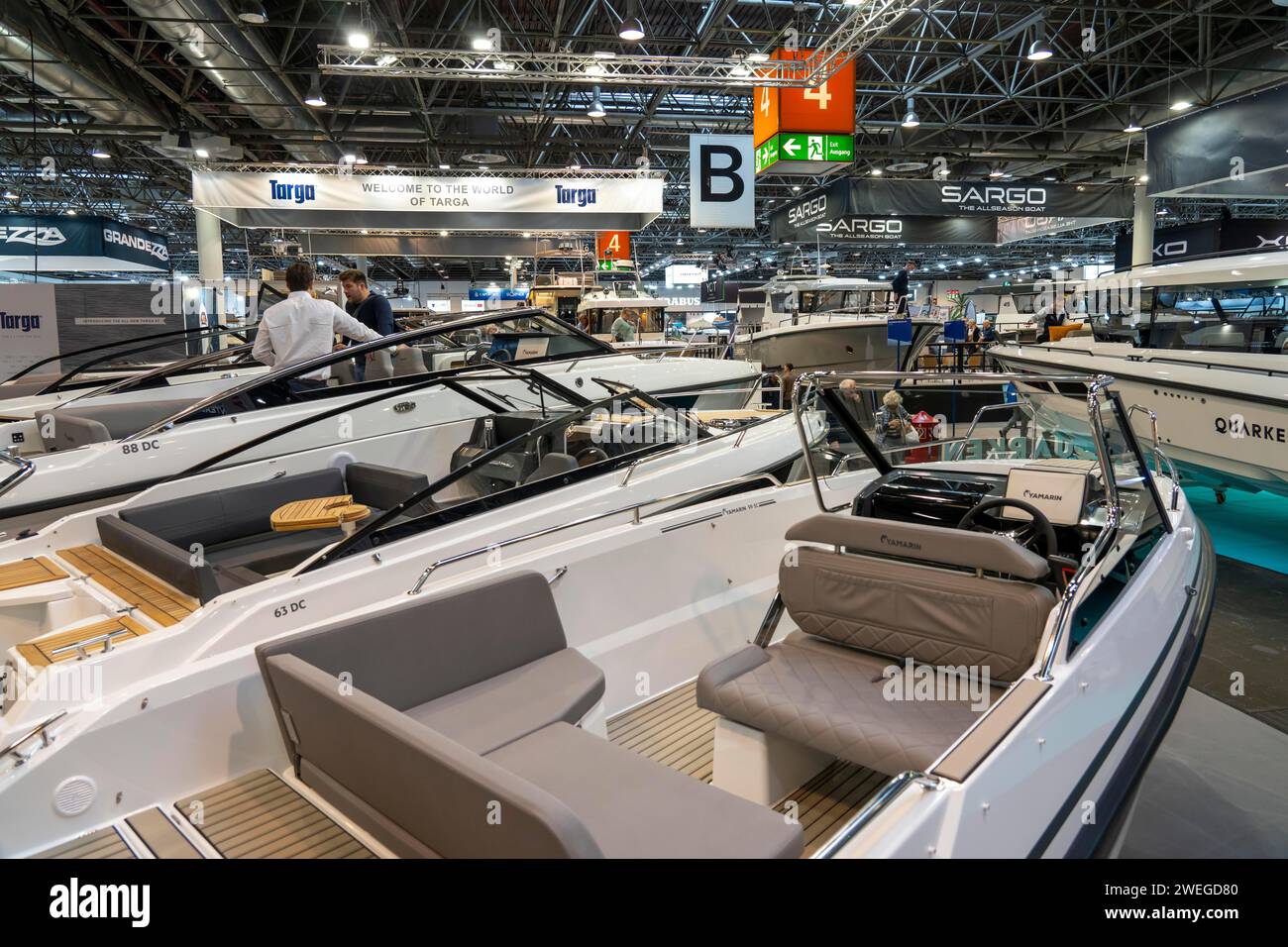 Piccoli motoscafi, al BOOT 2024, la più grande fiera al mondo per yacht e sport acquatici a Düsseldorf, NRW, Germania Foto Stock