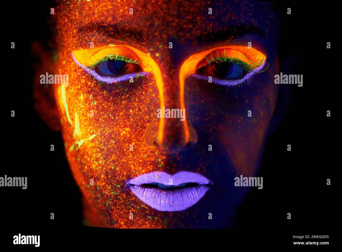 Ritratti, arte e bellezza con donna al neon su sfondo nero per trucco, glitter o bagliore colorato. Volto, fantasia e creatività con giovani fiduciosi Foto Stock
