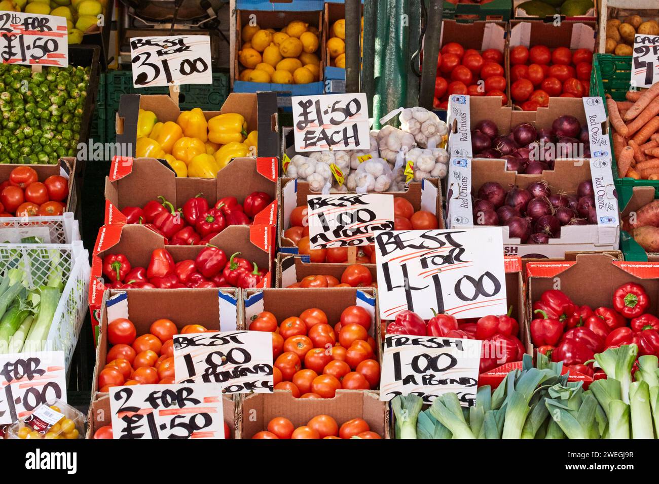 Stallo del mercato del fruttivendolo Foto Stock