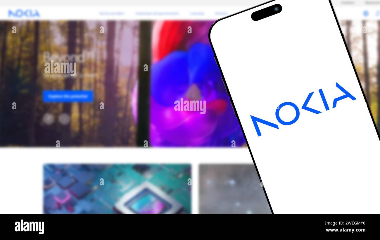 Istanbul, Turchia - 25 gennaio 2024: Logo del marchio Nokia sullo schermo dello smartphone con il sito Web Nokia sullo sfondo. Nokia è una società di telecomunicazioni e technolo Foto Stock