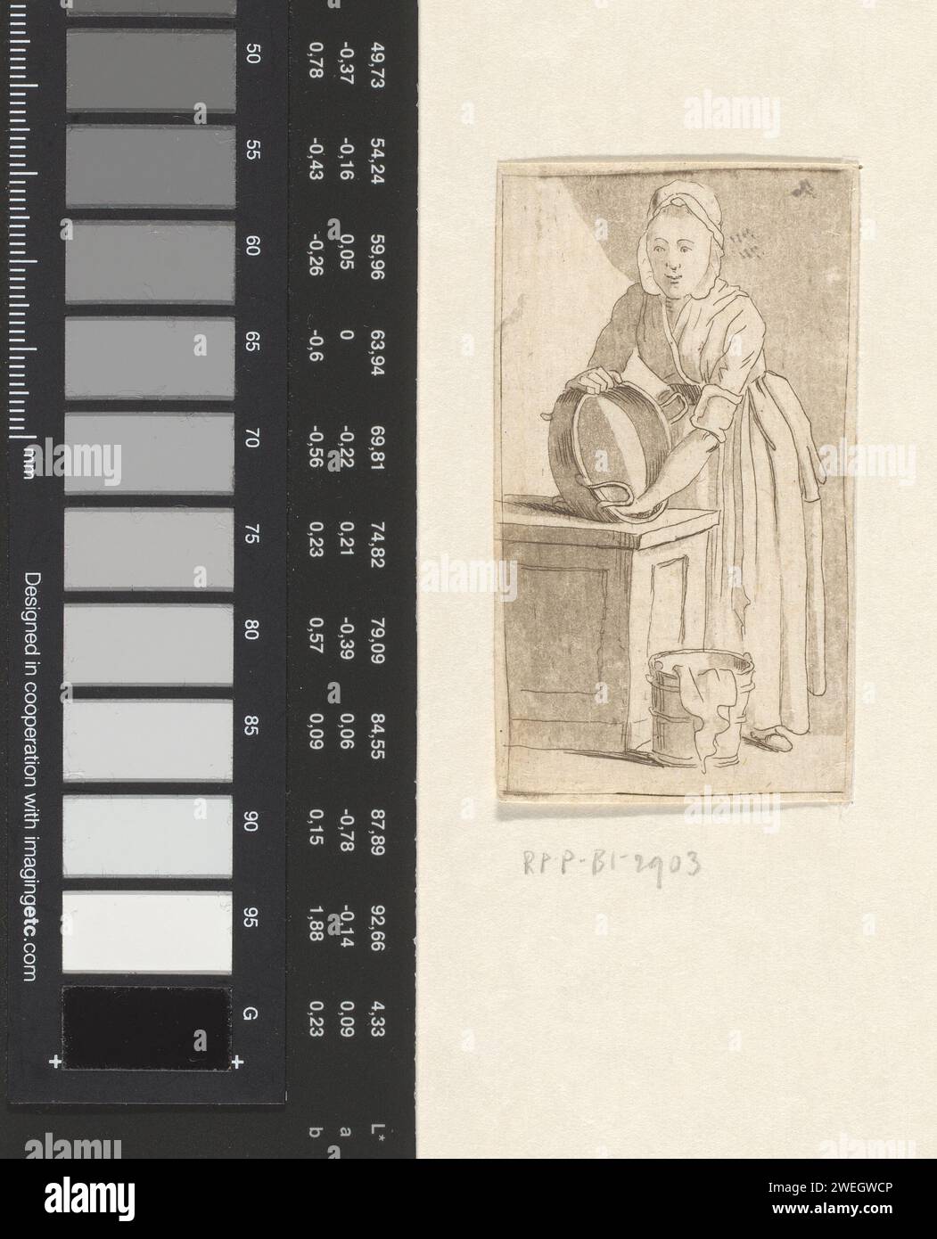 Dienstmeid, Anthonie van den Bos, dopo Anonymous, 1778 - 1838 stampa Una cameriera si trova sul ripiano e sabbia una teglia. Accanto al bancone c'è un secchio con un panno. cameriera da cucina con incisione di carta, cameriera da cucina Foto Stock