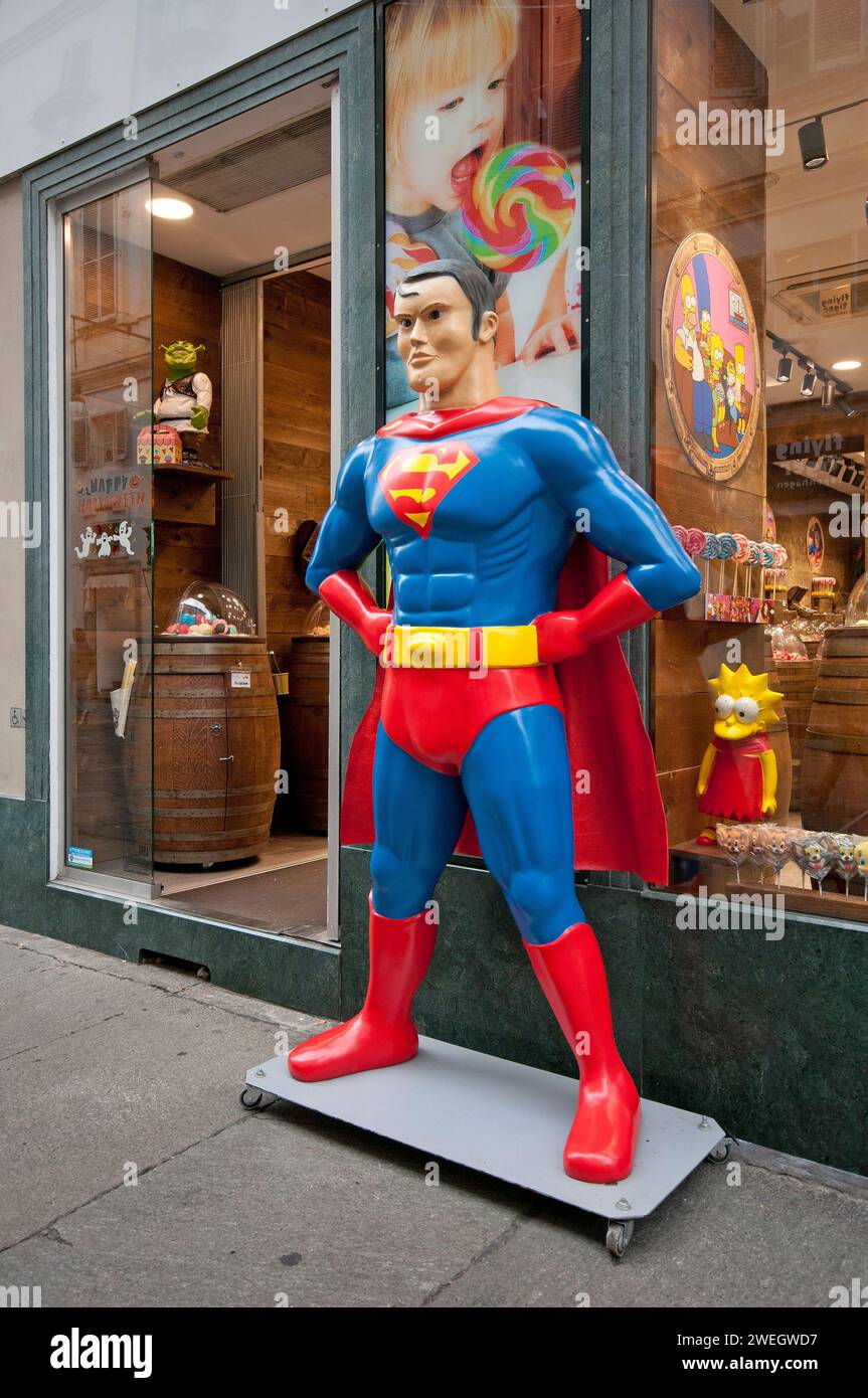 Statua di Superman all'esterno del negozio Candy Lisa a Torino, Piemonte, Italia Foto Stock