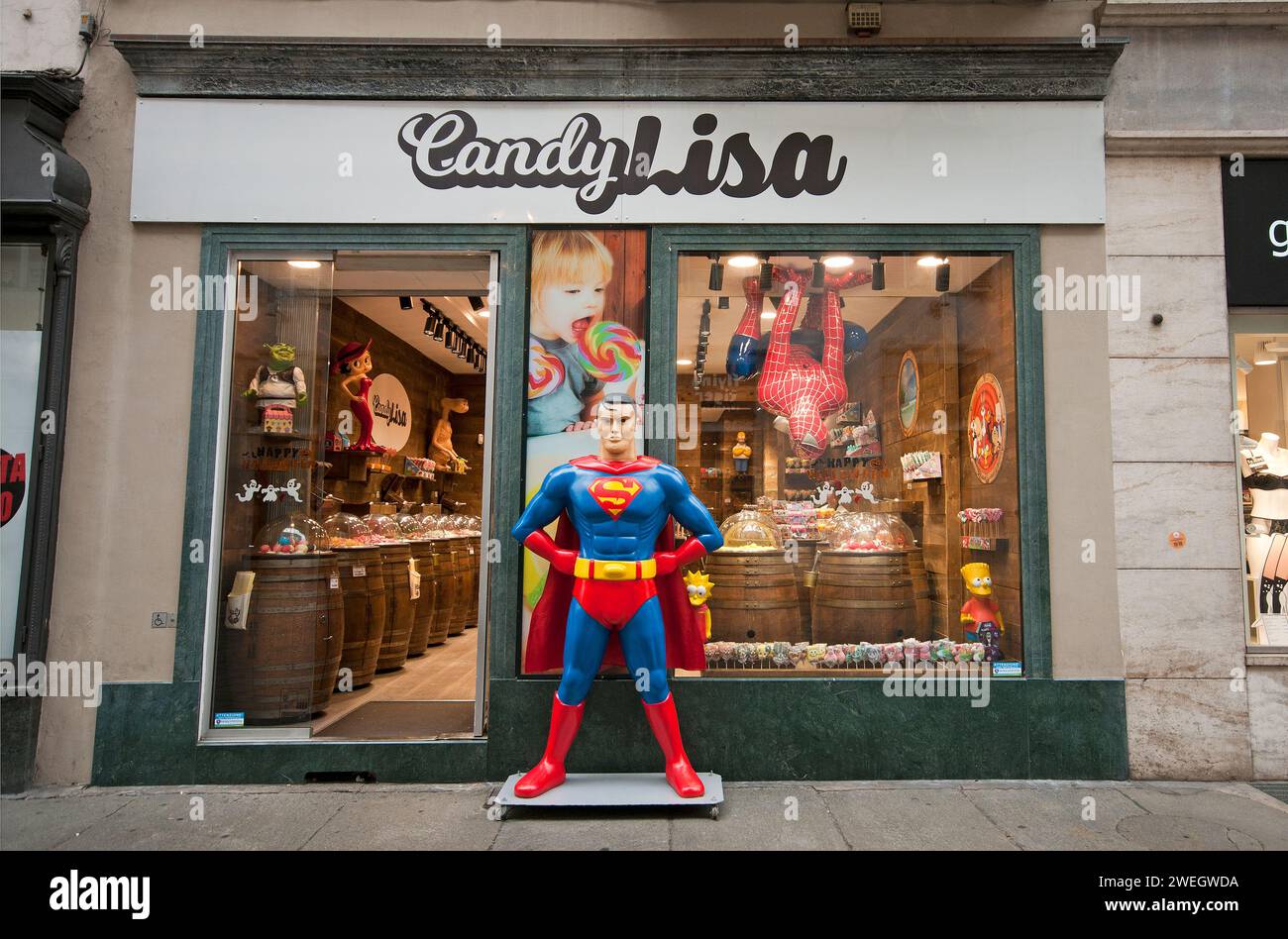 Negozio Candy Lisa con grandi statue di Superman (all'esterno) e Spiderman (all'interno), Torino, Piemonte, Italia Foto Stock
