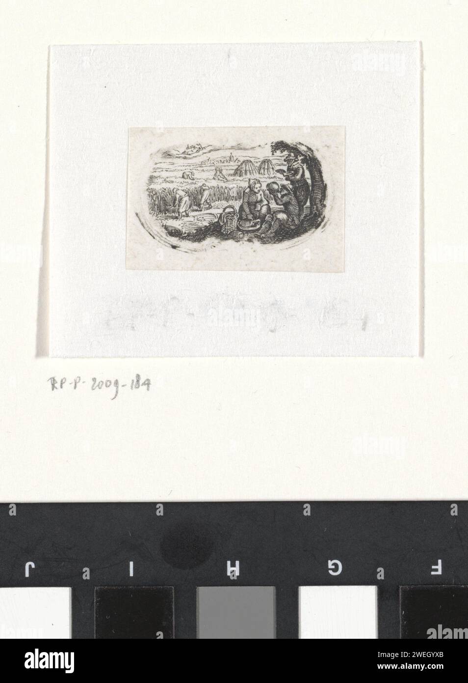 Augustus, c. 1625 - c. 1700 stampa Human Activities in the Month of August. Sulla destra tre agricoltori riposano e mangiano. Rasaerba al lavoro in background. In alto a sinistra il segno zodiacale Virgin. l'incisione di carta riposa durante il raccolto (mangiare, ballare, fare l'amore, ecc.). Agosto e le sue "fatiche". Virgo (segno zodiacale di agosto) Foto Stock