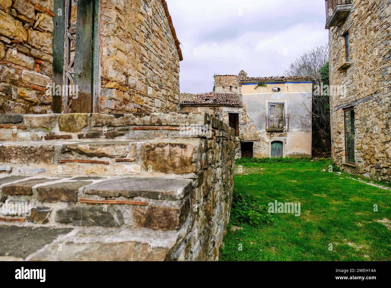 La città disabitata di Roscigno Vecchio vicolo del paese situato nel cuore del Parco Nazionale del Cilento. Il villaggio è un vero e proprio museo all'aperto dell'arte contadina del secolo scorso. Dal 19 gennaio 2024, il villaggio di Roscigno Vecchio è rimasto completamente disabitato a causa della scomparsa del suo unico abitante Giuseppe Spaguolo. DSCF3080 Copyright: XAntonioxBalascox Foto Stock