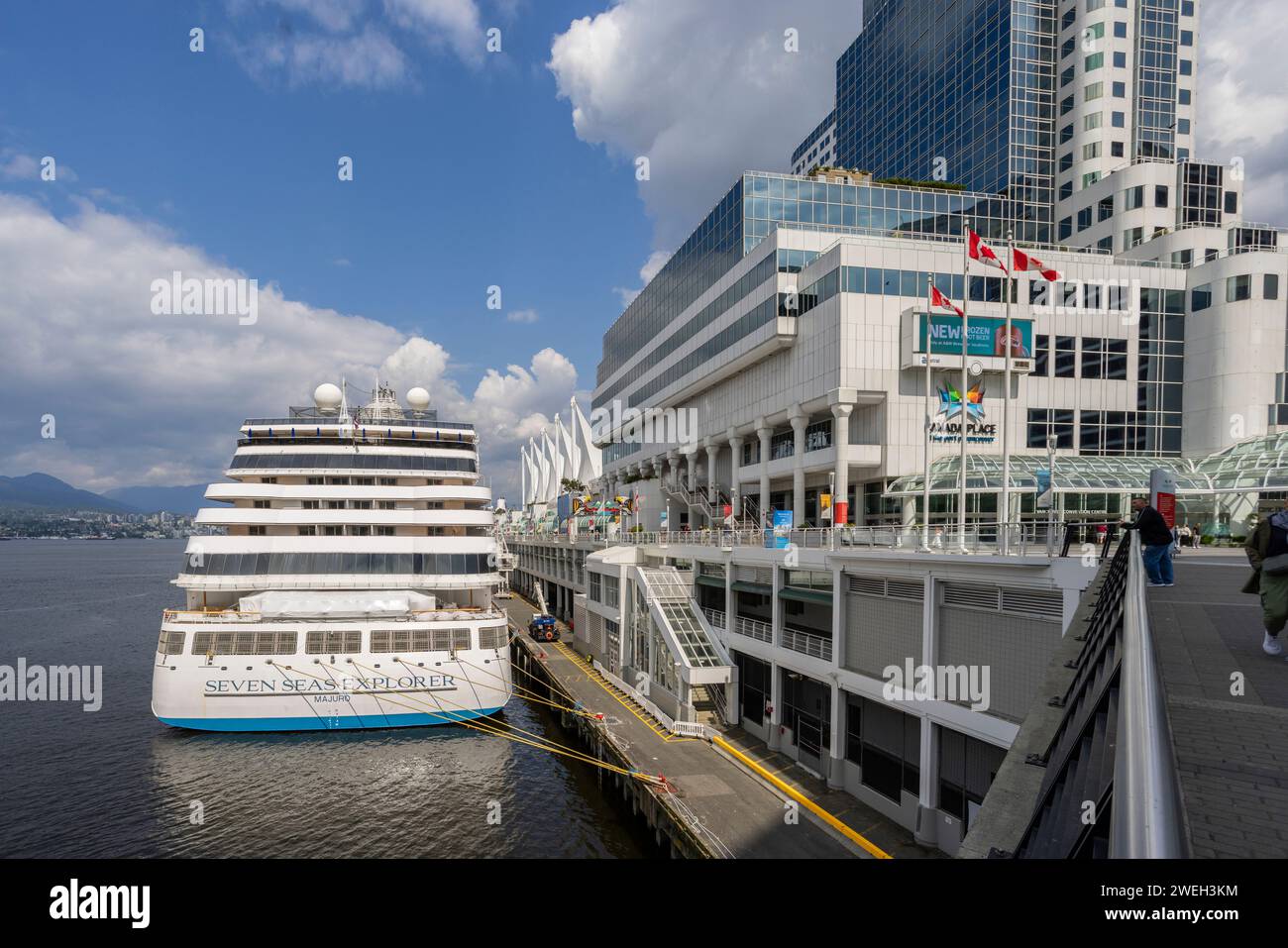 Nave da crociera The Seven Seas Explorer ormeggiata a Canada Place, Vancouver, British Columbia, Canada il 31 maggio 2023 Foto Stock
