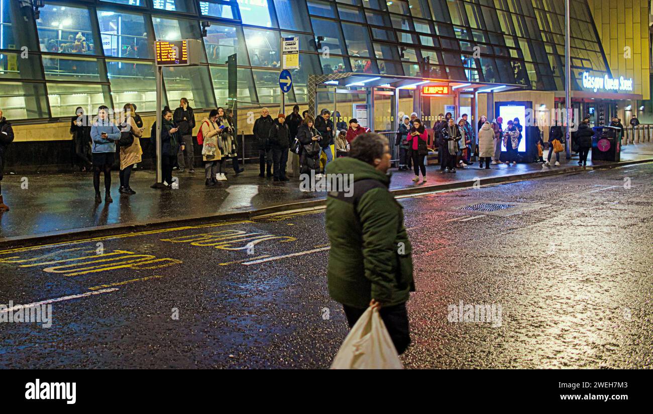 Glasgow, Scozia, Regno Unito. 24 gennaio 2024. Lunghe code per gli autobus fuori dalla stazione di Queen Street. Gli autobus notturni che aiutano la vita notturna tra le polemiche di ritiro del servizio e il sovraffollamento e i problemi vedono un centro cittadino più affollato. Credit Gerard Ferry/Alamy Live News Foto Stock