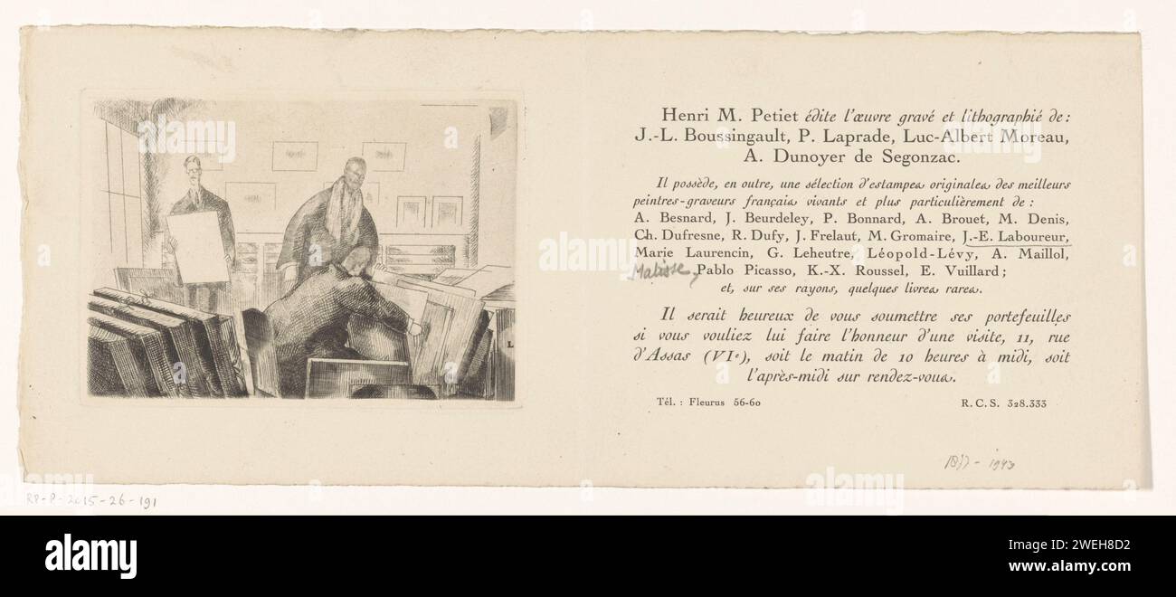 Invito al commercio d'arte Henri M. Petiet a Parigi, 1925 stampa tre uomini vedono stampe in un interno pieno di portafogli e stampe incorniciate. stampa con incisione, incisione, incisione, incisione, litografia. rivenditore d'arte. collezione d'arte Foto Stock