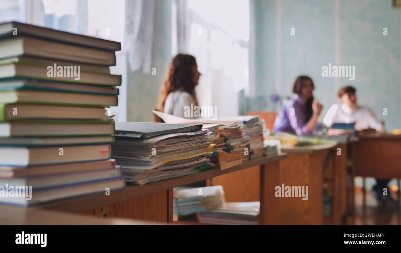 Pile di libri e quaderni nella sala degli insegnanti della scuola. Foto Stock