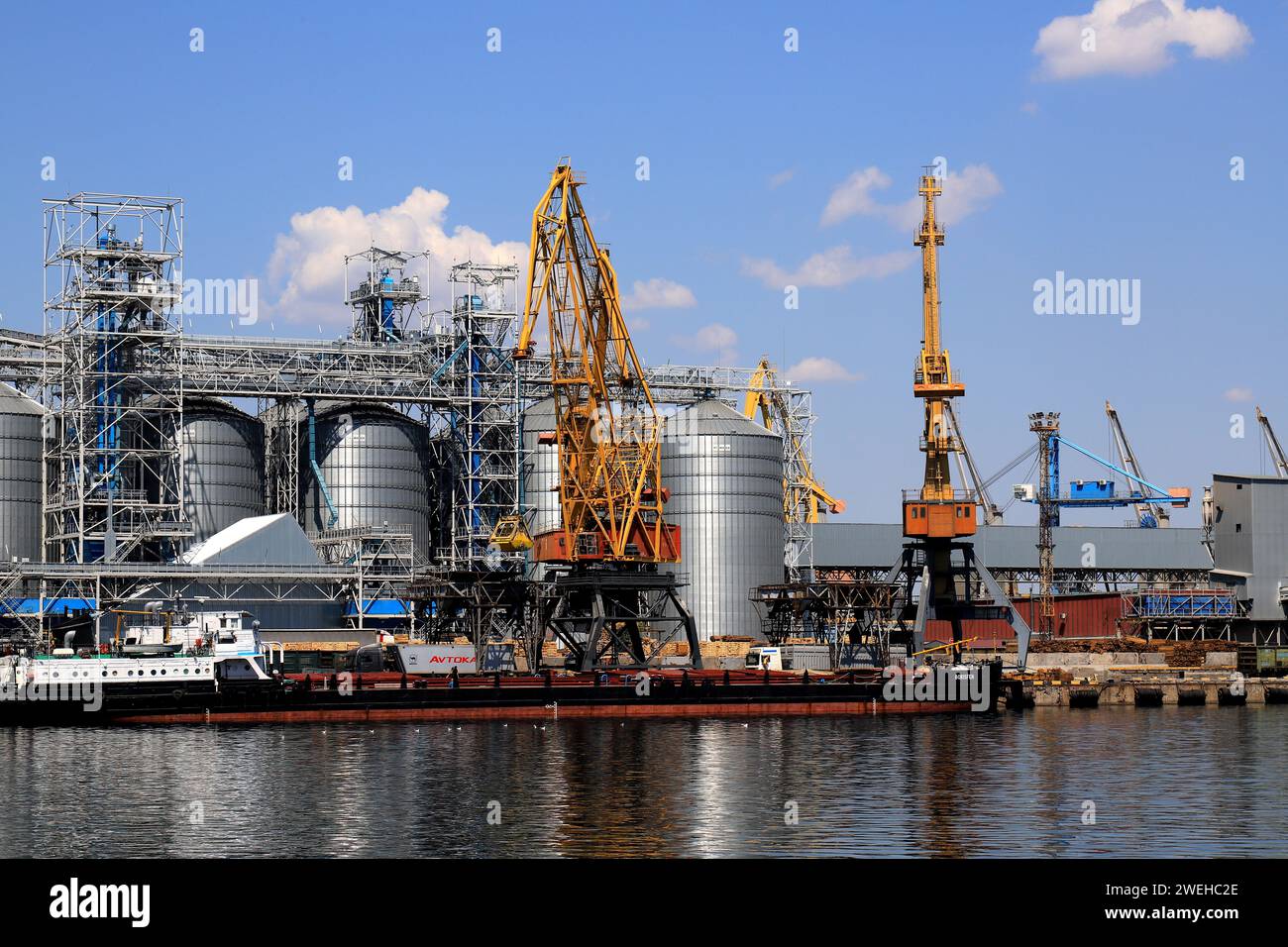 Odessa, Ucraina Marine Industrial Commercial Port. Zona industriale del porto marittimo di Odessa. Gru per container. Terminale container cargo con grano, grano, f Foto Stock