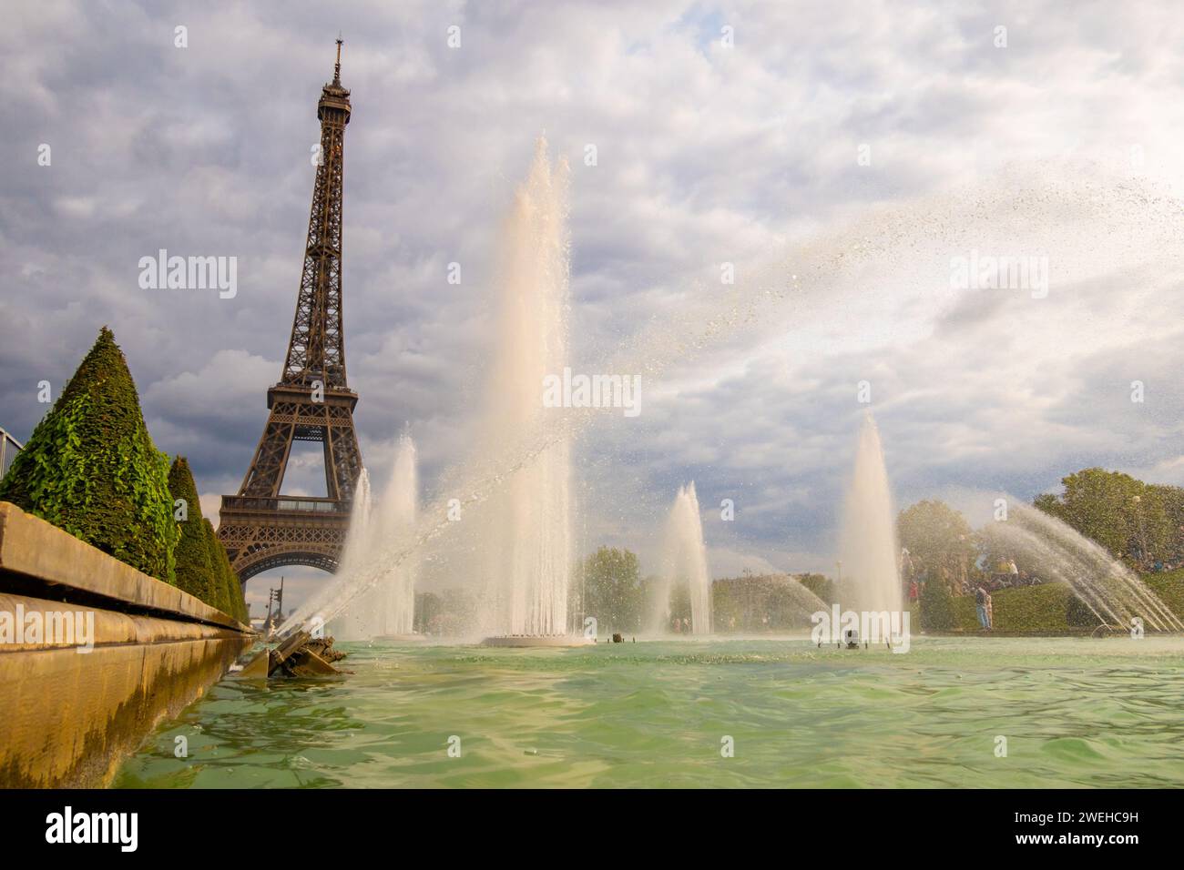Parigi, Francia - agosto 29 2023: La Torre Eiffel vista dalle fontane del Trocadero in una giornata nuvolosa. Fotografia scattata a Parigi. Foto Stock