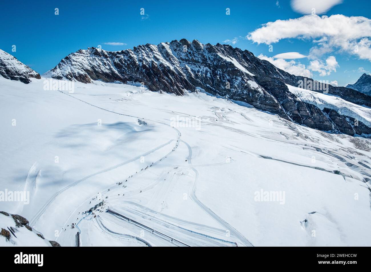 Escursionisti in vista della Sfinge lungo il ghiacciaio dell'Aletsch Foto Stock