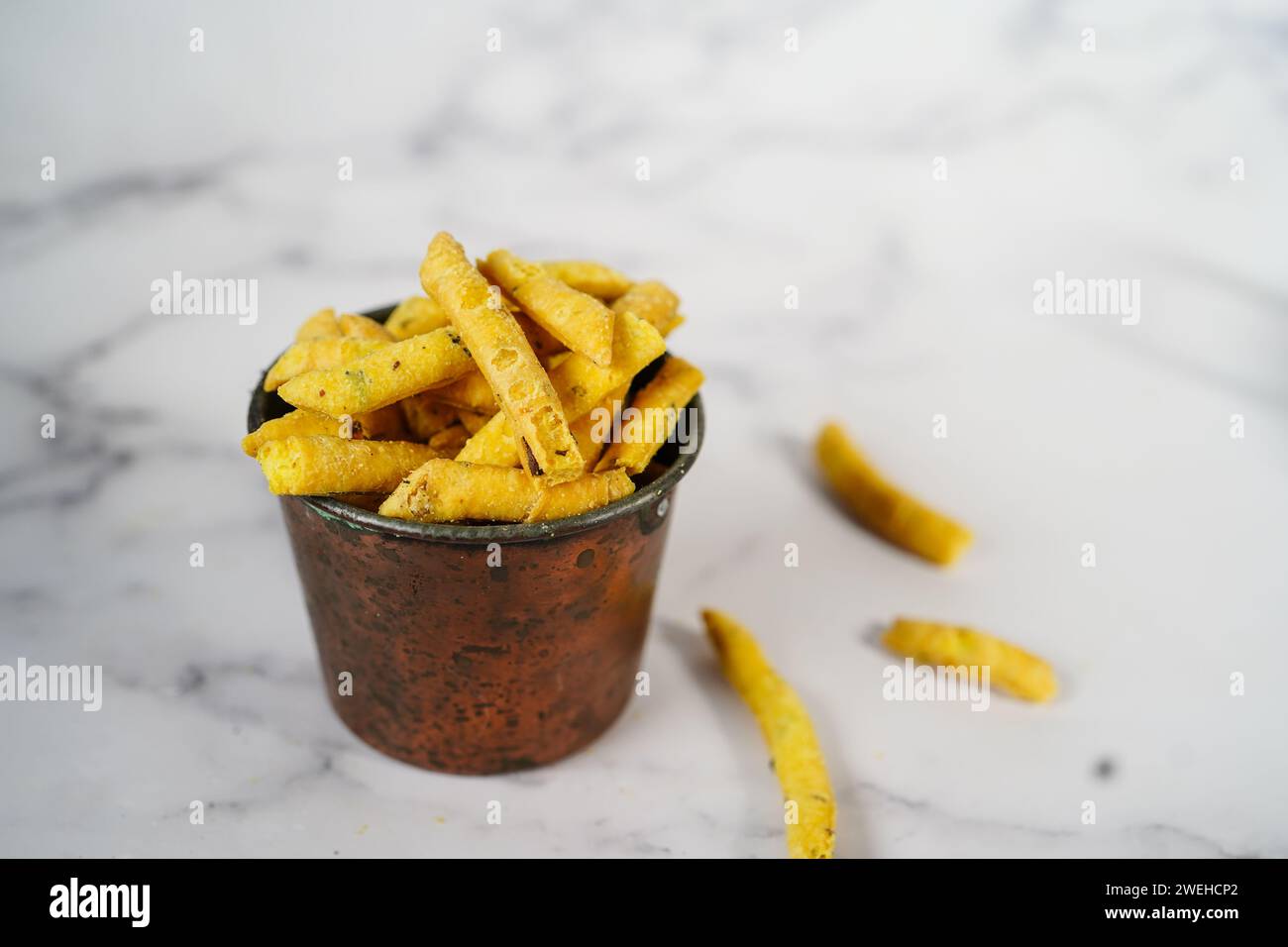 Methi Para - spuntini salati indiani con foglie di fieno greco e farina di ceci, messa a fuoco selettiva Foto Stock