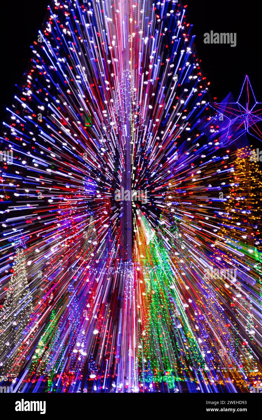 Movimento intenzionale della telecamera (ICM) sulle luci dell'albero di Natale, Hot Springs, Arkansas Foto Stock