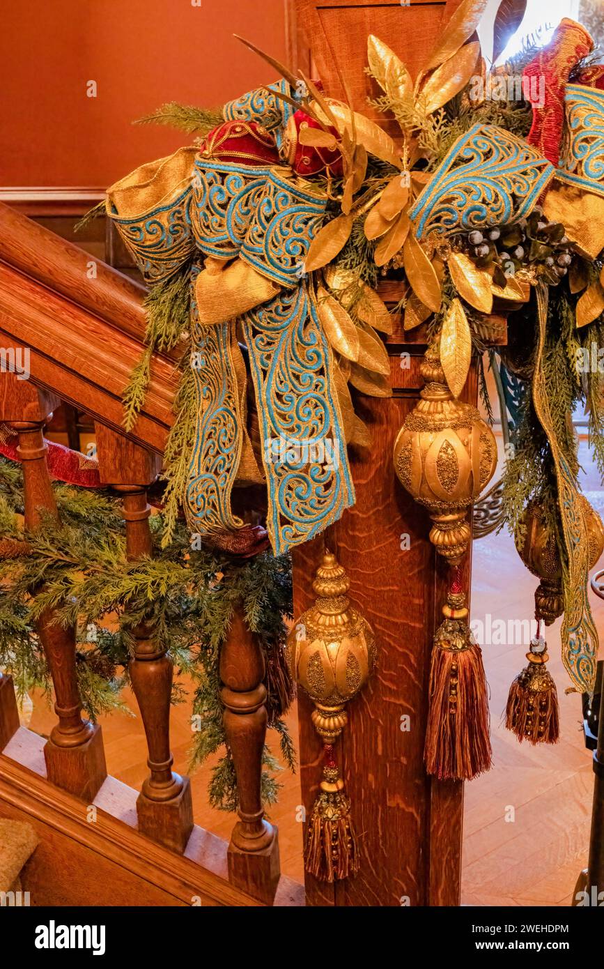 Ornamenti appesi a un banister a Natale, Biltmore Estate, Asheville, North Carolina Foto Stock