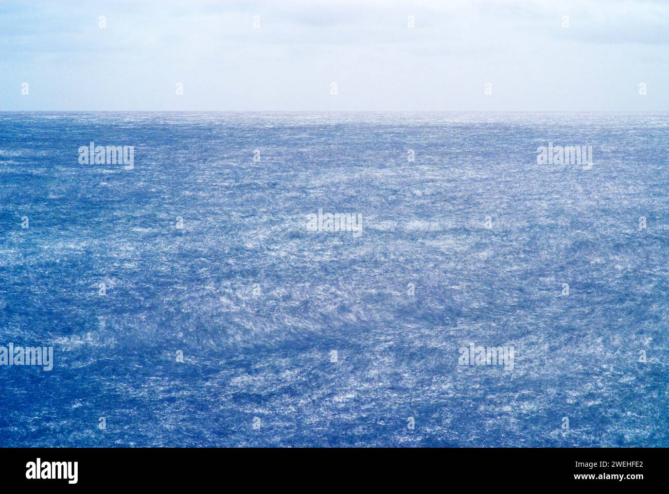 Superficie del mare con tempo di esposizione di alcuni secondi Foto Stock