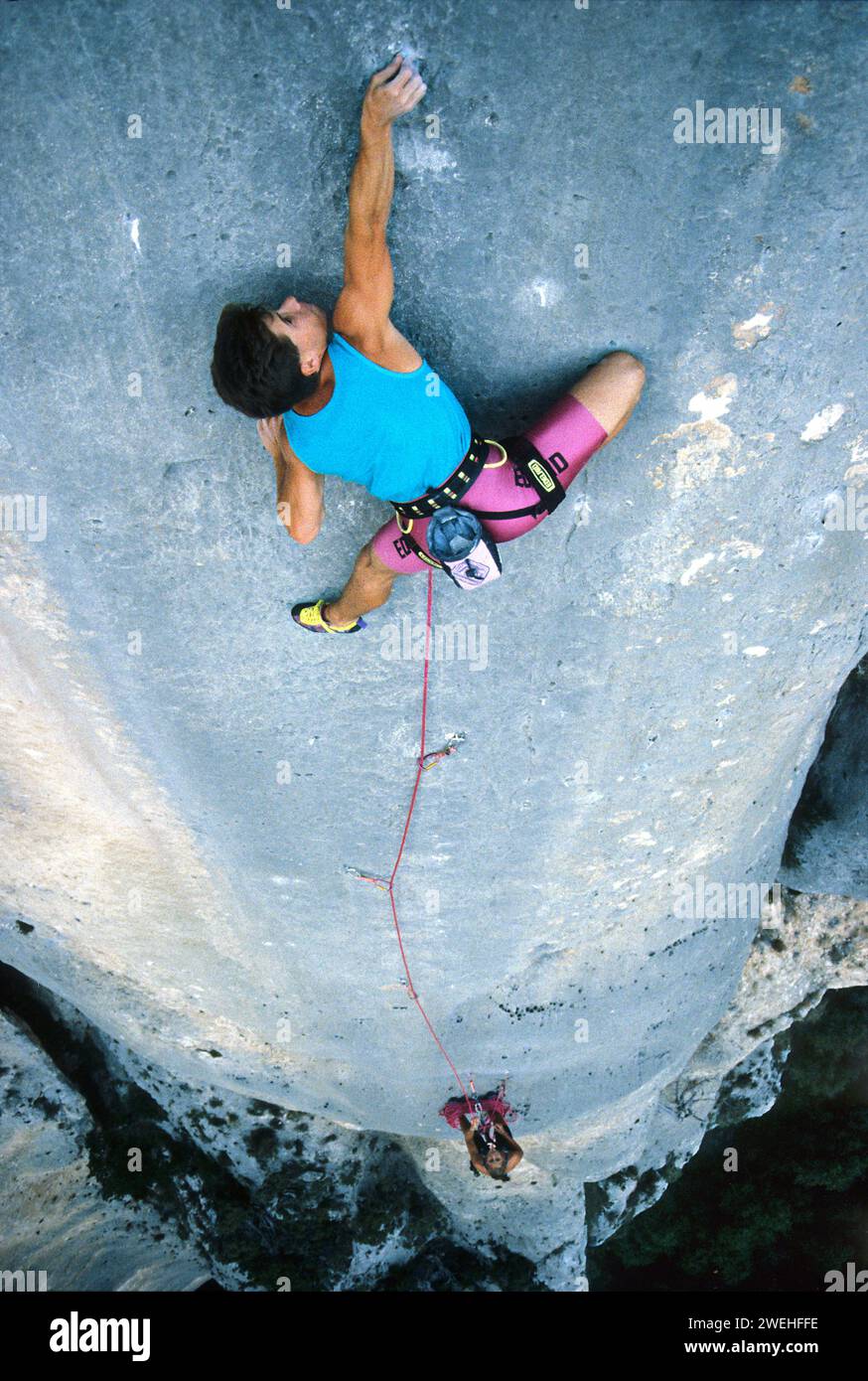 Christoph Bucher, un alpinista professionista degli anni '1980 e '90, sale su un percorso di 10a elementare nella Gorge du Verdon, Francia, Model Release su richiesta Foto Stock