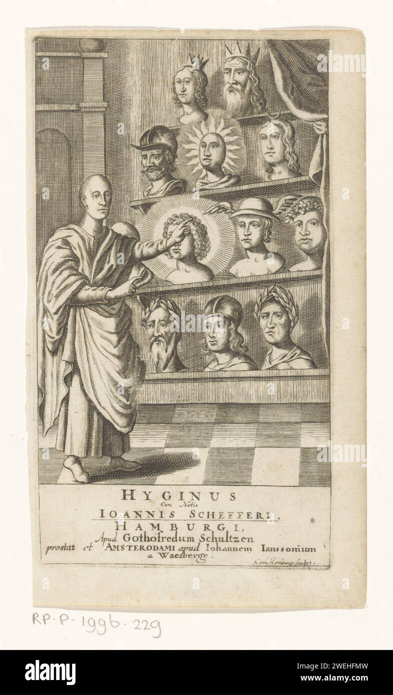 Hyginus, Jerome Van Hensbergen, 1674 stampa Uno studioso di Toga, presumibilmente Hyginus, indica una disposizione di teste scolpite di divinità antiche. scrittore di incisioni su carta, poeta, autore. Divinità romane, e divinità straniere incluse nel classico Pantheon Foto Stock