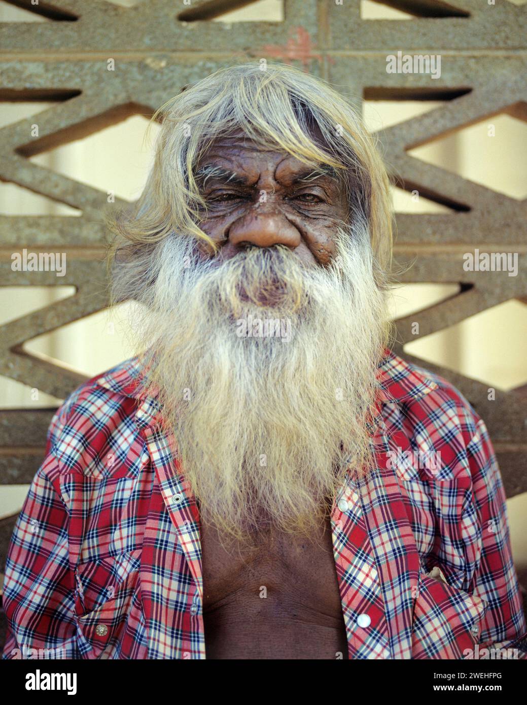 Un aborigeno australiano con capelli e barba grigi Foto Stock