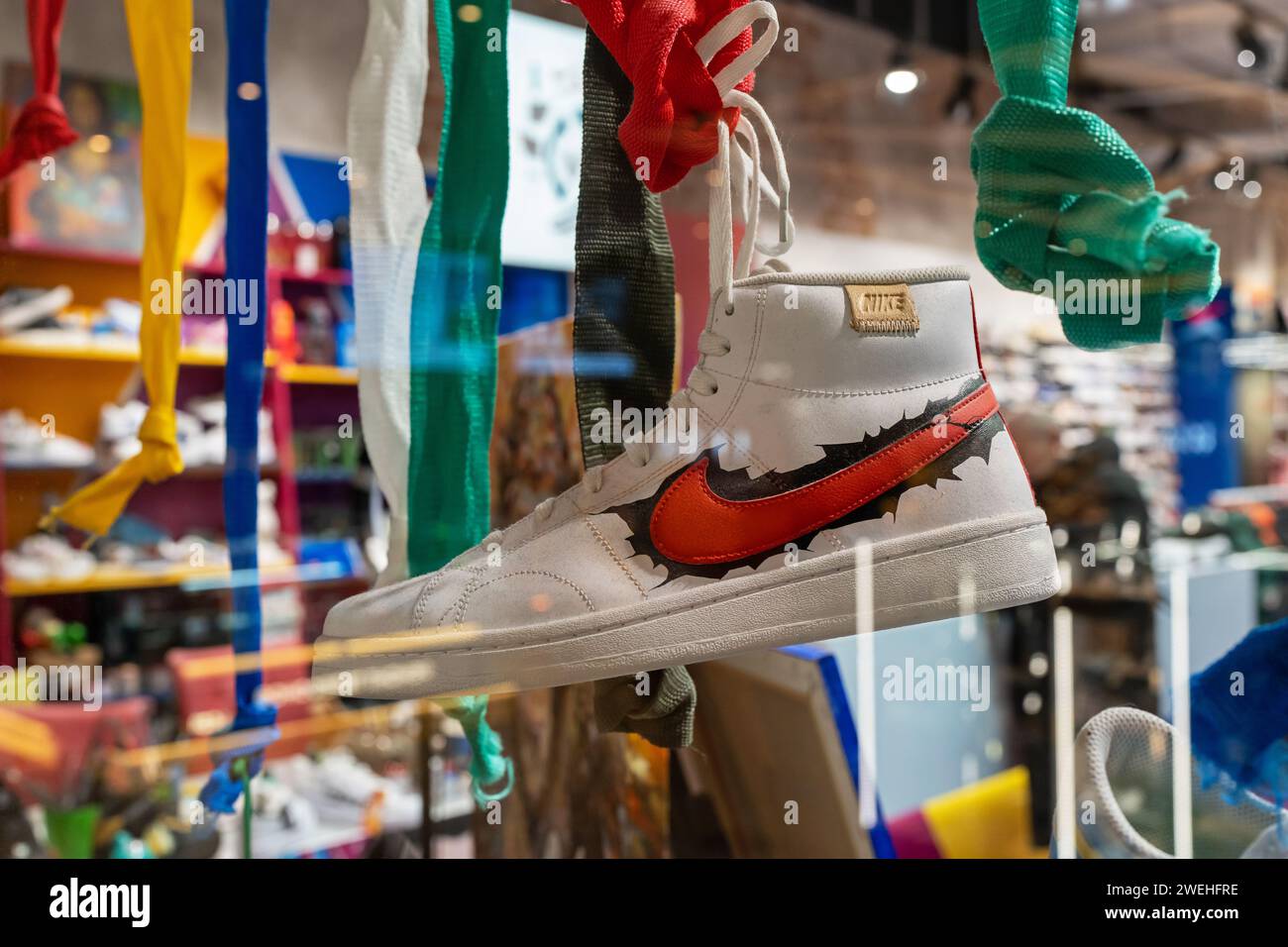 Sneakers Nike all'interno di un negozio di scarpe sportive. Elemento di design per espositori di scarpe: Sneaker sospese. Minsk, Bielorussia - 26 gennaio 2024 Foto Stock