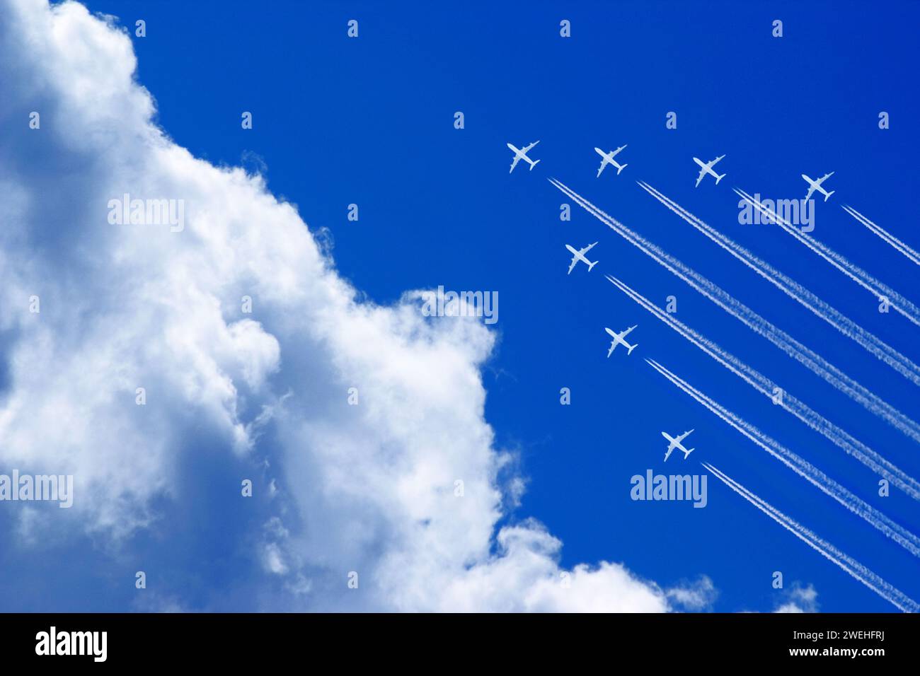 sette aeroplani con chiodi che volano in alto nel cielo blu in formazione Foto Stock