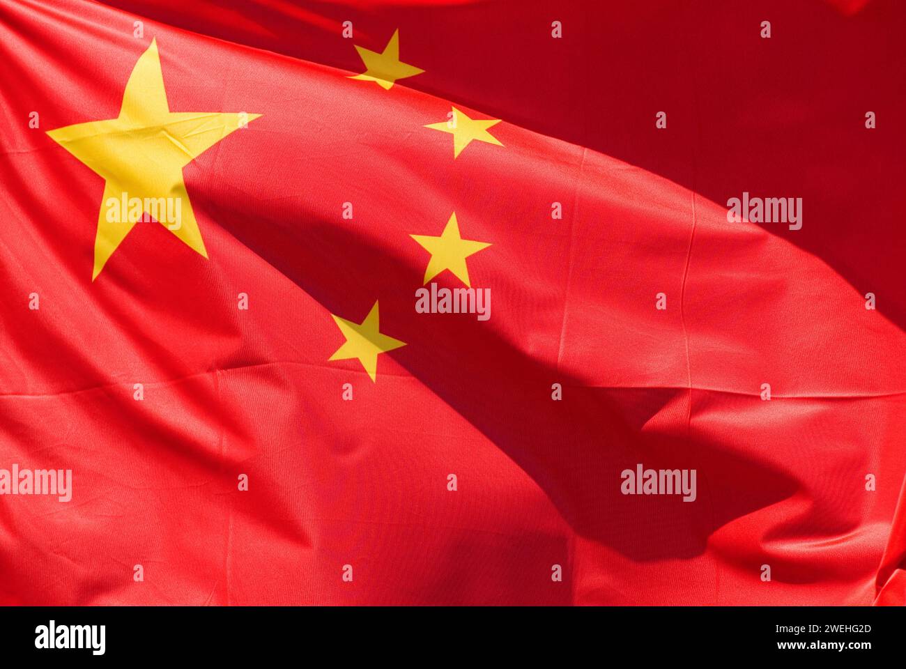 Bandiera nazionale della Cina che sventola nel vento, primo piano Foto Stock