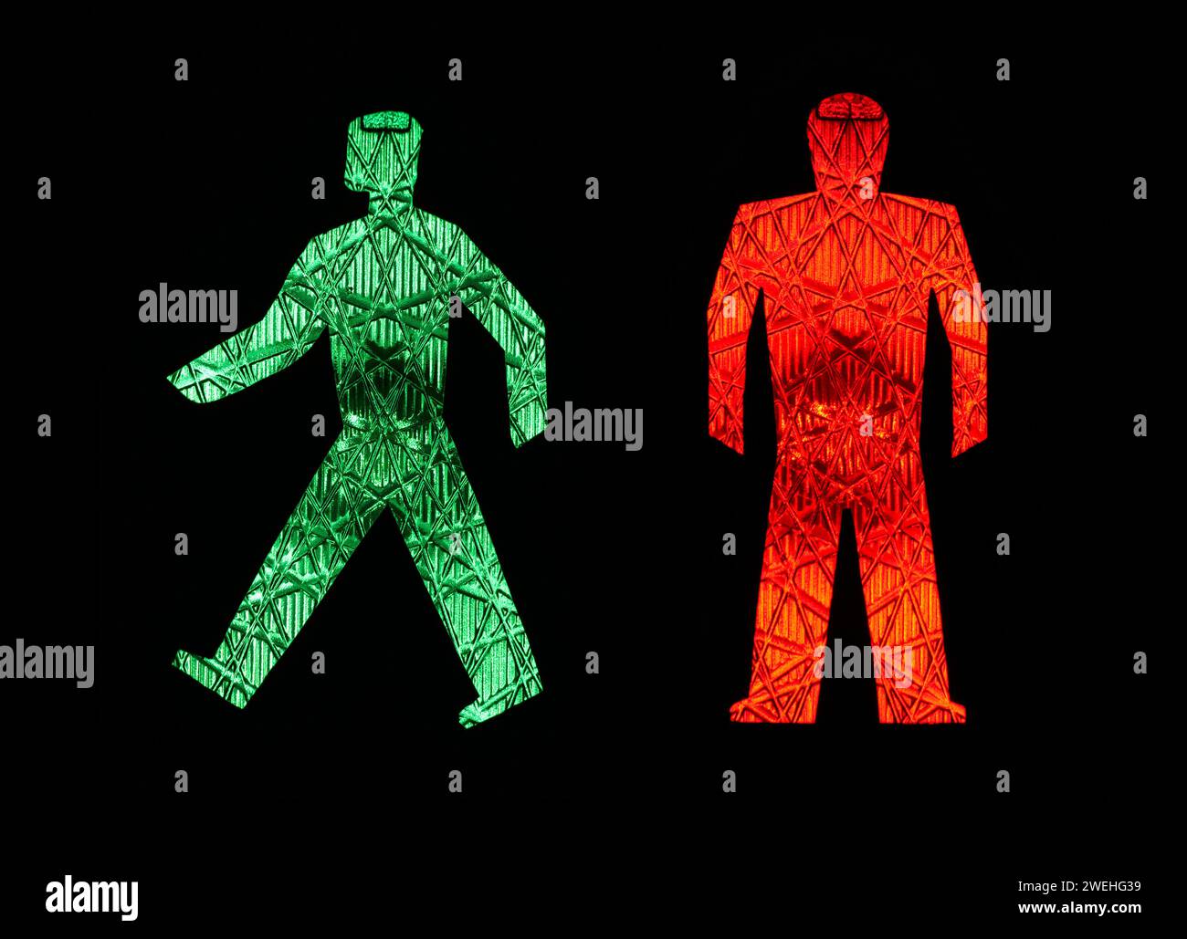 Un uomo al semaforo verde si allontana da uno fisso rosso, pittogrammi, pedone Foto Stock