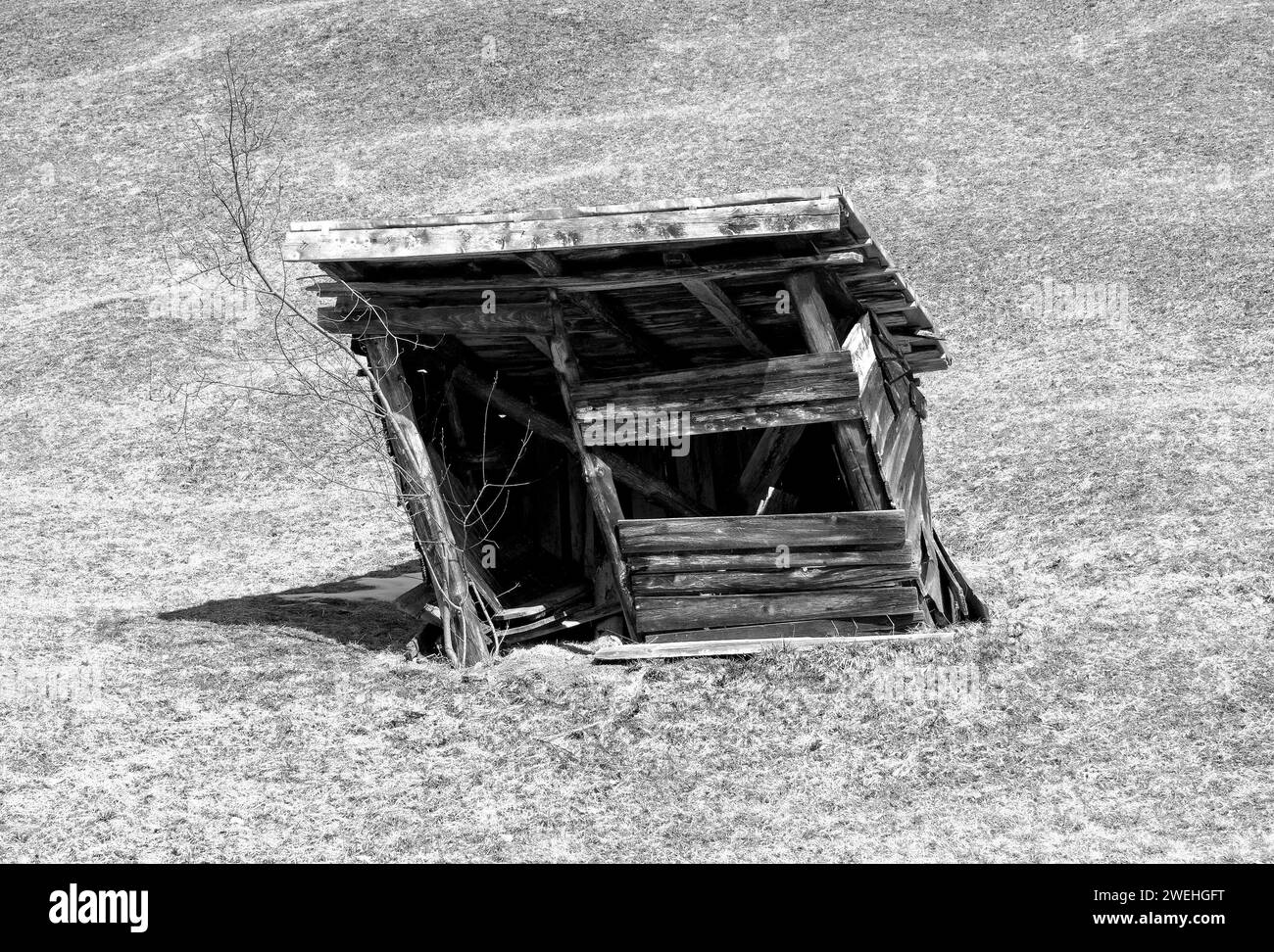 Un vecchio capannone fatiscente, storto, vicino a Garmisch-Partenkirchen, Baviera, Germania Foto Stock