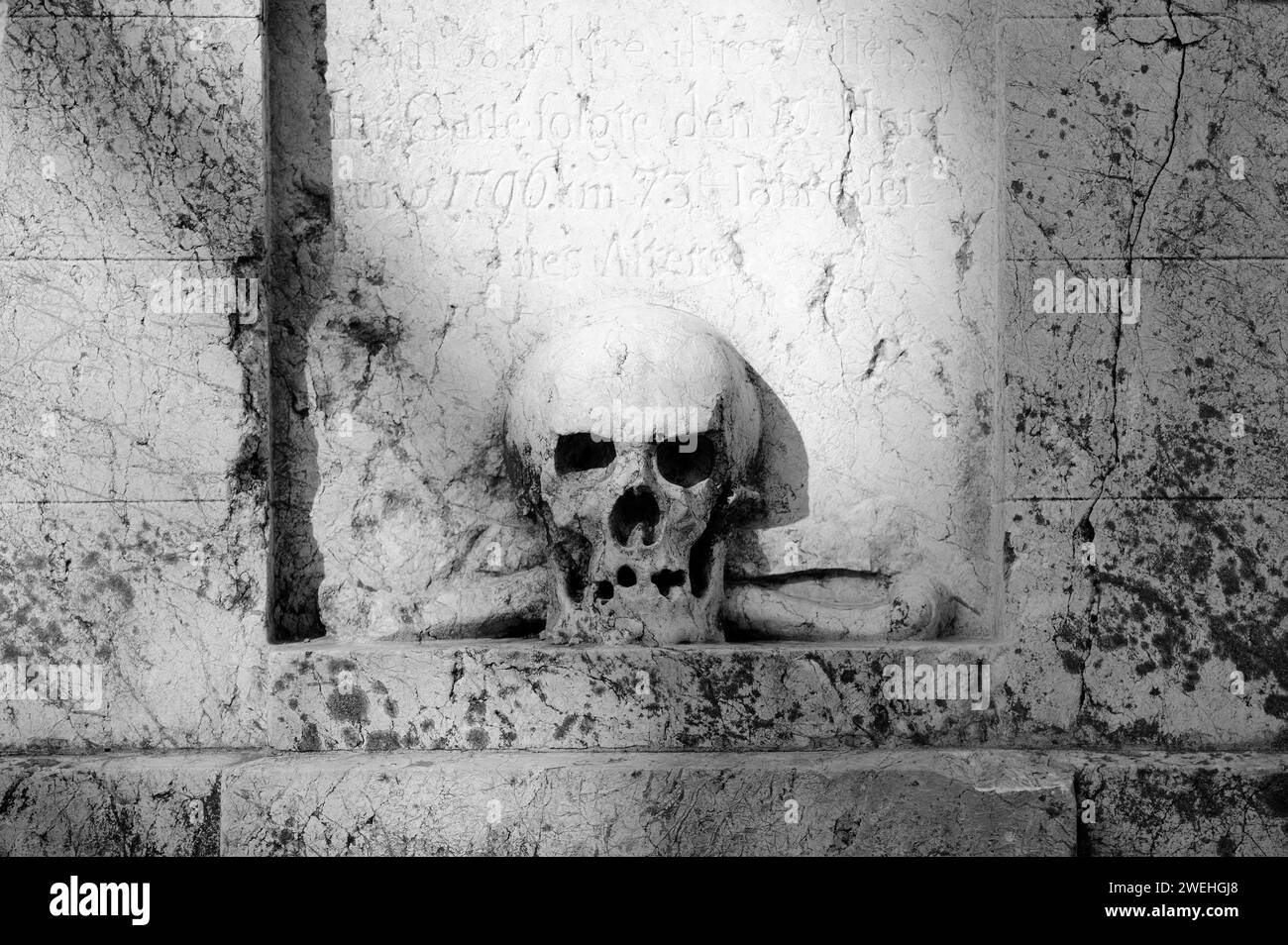Cranio su una lapide, l'iscrizione risale al 1796, vecchio cimitero sud, Monaco, Baviera, Germania Foto Stock