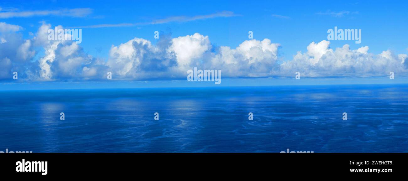 Vista sull'oceano Atlantico blu con nuvole bianche, foto panoramica, dai pendii montani vicino a Barlovento, la Palma, Isole Canarie, Spagna Foto Stock