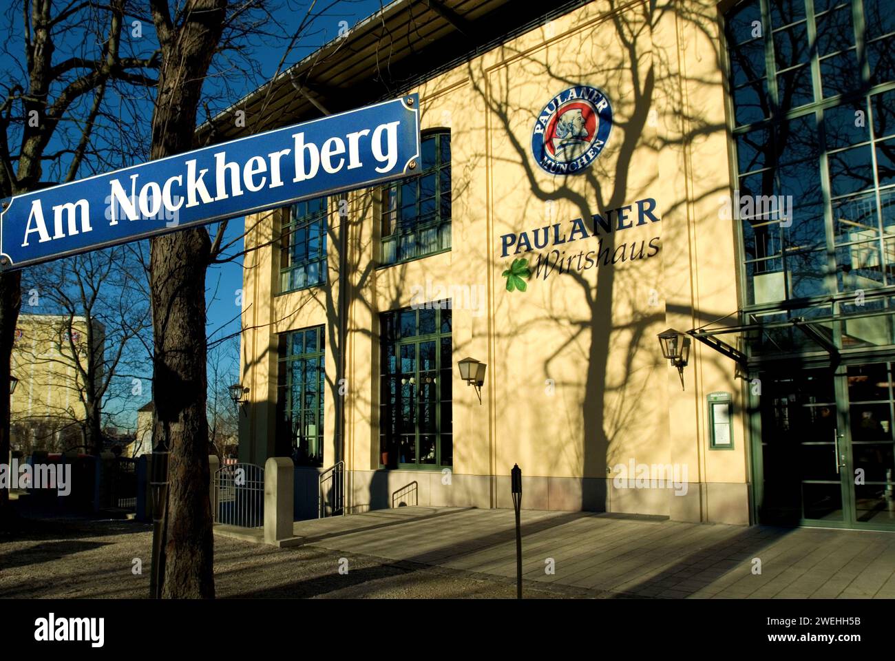 Paulaner Wirtshaus su Nockherberg con cartello stradale, in primavera, durante la stagione della birra, Obergiesing, Monaco di Baviera, Baviera, Germania Foto Stock