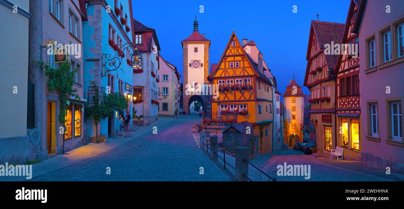 Rothenburg ob der Tauber la sera, in primo piano la Plönlein Platz, la torre Kobolzeller sulla destra e la Siebersturm Foto Stock