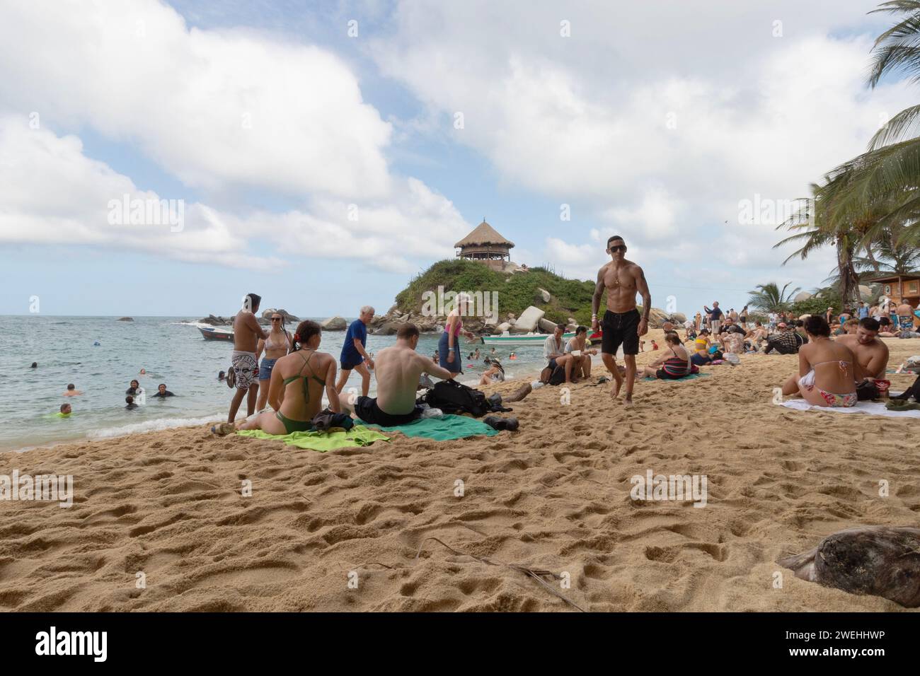 Spiaggia di Cabo San Juan piena di turisti che si godono una giornata in spiaggia Foto Stock