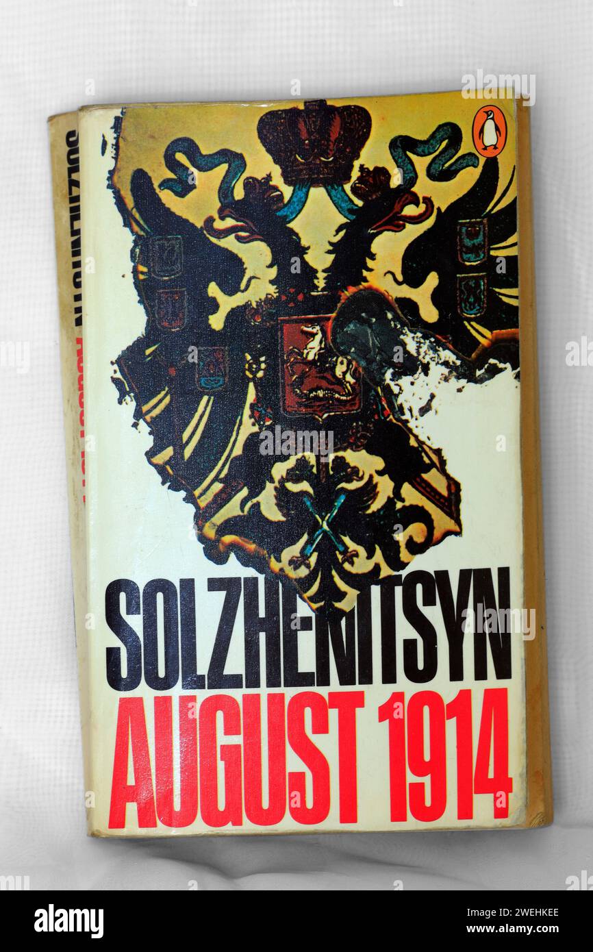 Fotografia di copertina del libro cartaceo - agosto 1914 - di Aleksandr Isayevich Solzhenitsyn. Configurazione studio su sfondo chiaro Foto Stock