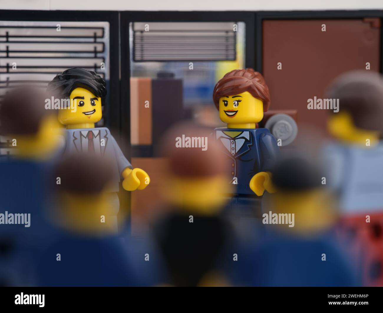 Tambov, Federazione Russa - 25 gennaio 2024, minifigure di imprenditori Lego che hanno una riunione in una sala riunioni. Foto Stock