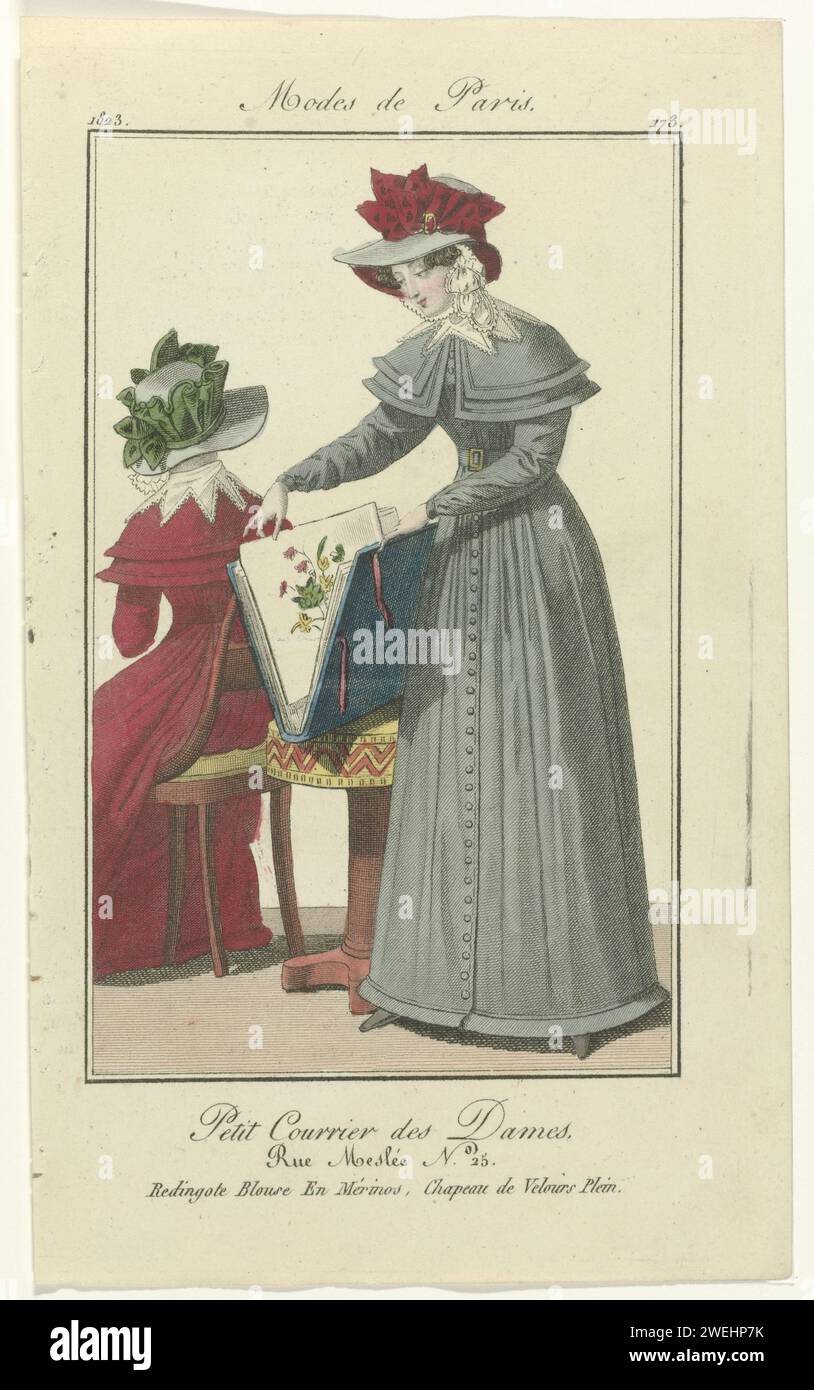 Little mail of the Ladies, 1823, No. 173: Blusa REDINGOTE in Merinos (...), 1823 donna in una blusa Redingote in lana merino con doppio colletto a spalla, cintura con fibbia quadrata e al centro dei bottoni. Cappello di velluto semplice. Guarda stampe o disegni sfusi in una cartella. Accanto a lei una donna seduta, vista sul retro, vestita con lo stesso vestito. Stampa dalla rivista di moda Petit Courrier des Dames (1821-1868). lastre di moda per incisioni in carta. abito, abito: redingote (+ vestiti da donna). copricapo: cappello (+ abiti da donna). stampa, ad esempio: incisione, incisione, litografia. cinghia, cinghia, Foto Stock