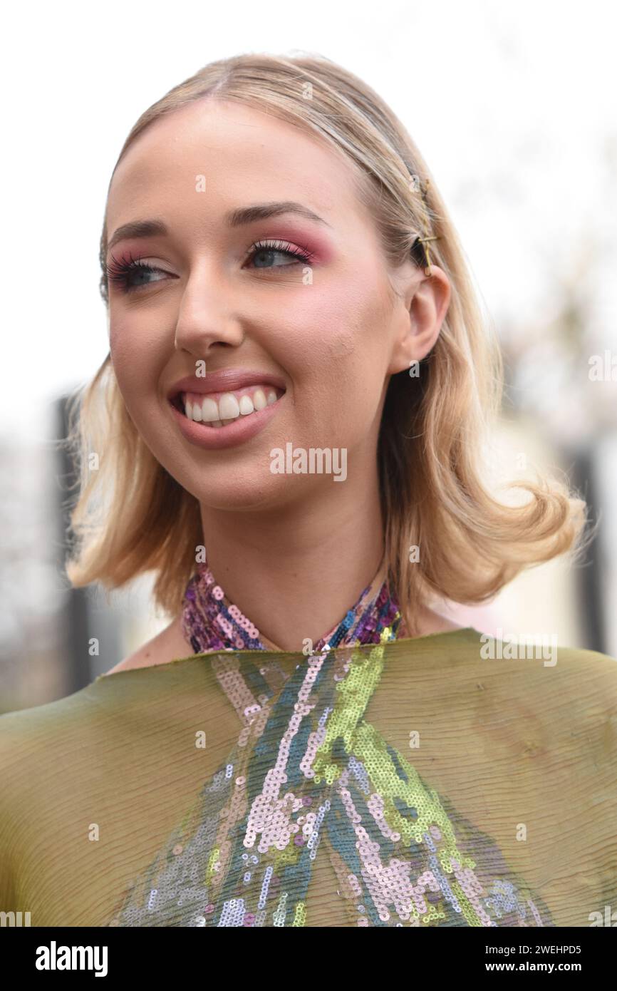 Paris a été pour la 2ème semaine consécutive, le paradis de la mode. Cette semaine ce sont des défilés haute couture qui ont attiré les célébrités Foto Stock