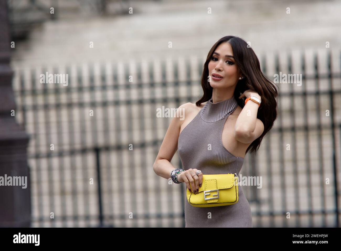 Paris a été pour la 2ème semaine consécutive, le paradis de la mode. Cette semaine ce sont des défilés haute couture qui ont attiré les célébrités Foto Stock