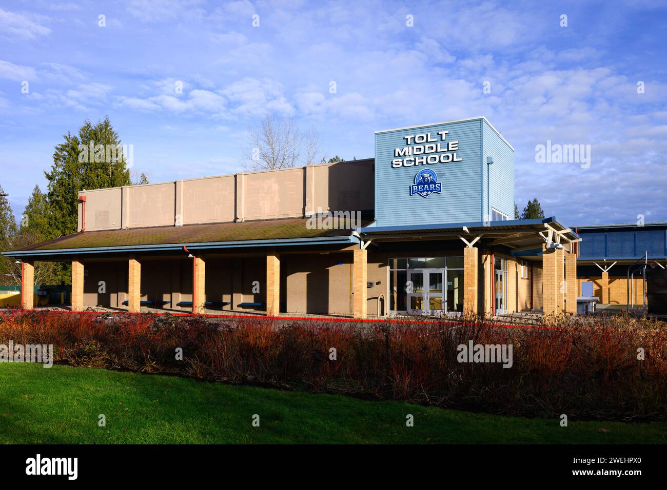 Garofano, WA, USA - 1° gennaio 2024; edificio della scuola media Tolt con il nome e l'insegna mascotte nel distretto scolastico di Riverview Foto Stock