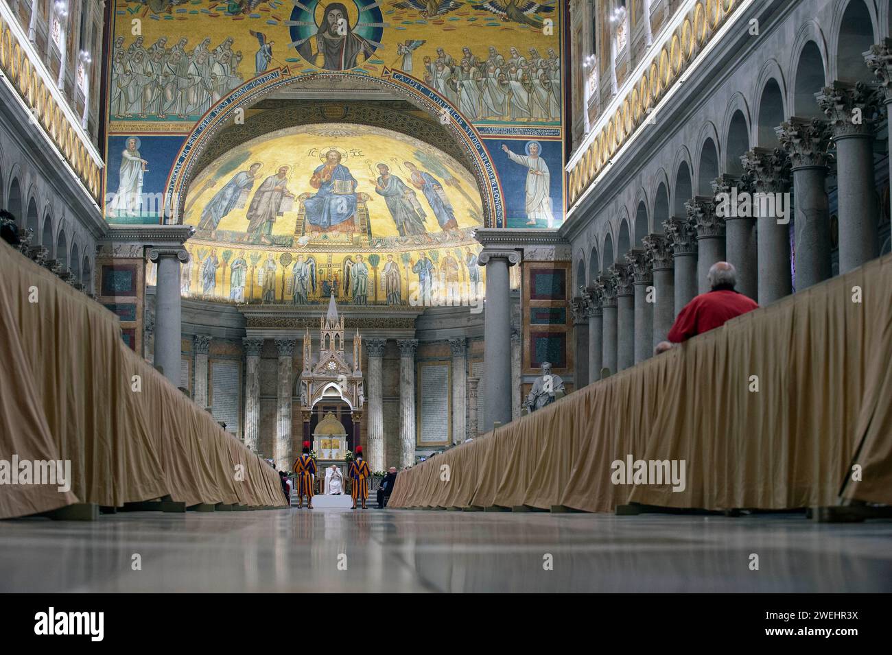 Vaticano, Vaticano. 25 gennaio 2024. Italia, Roma, Vaticano, 2024/1/25.Papa Francesco presiede i vespri, nella solennità della conversione di San Paolo, nella Basilica di San Paolo Paul Outside the Walls a Roma, Alessia Giuliani/Catholic Press Photo s. LIMITATO ALL'USO EDITORIALE - NIENTE MARKETING - NIENTE CAMPAGNE PUBBLICITARIE. Credito: Agenzia fotografica indipendente/Alamy Live News Foto Stock