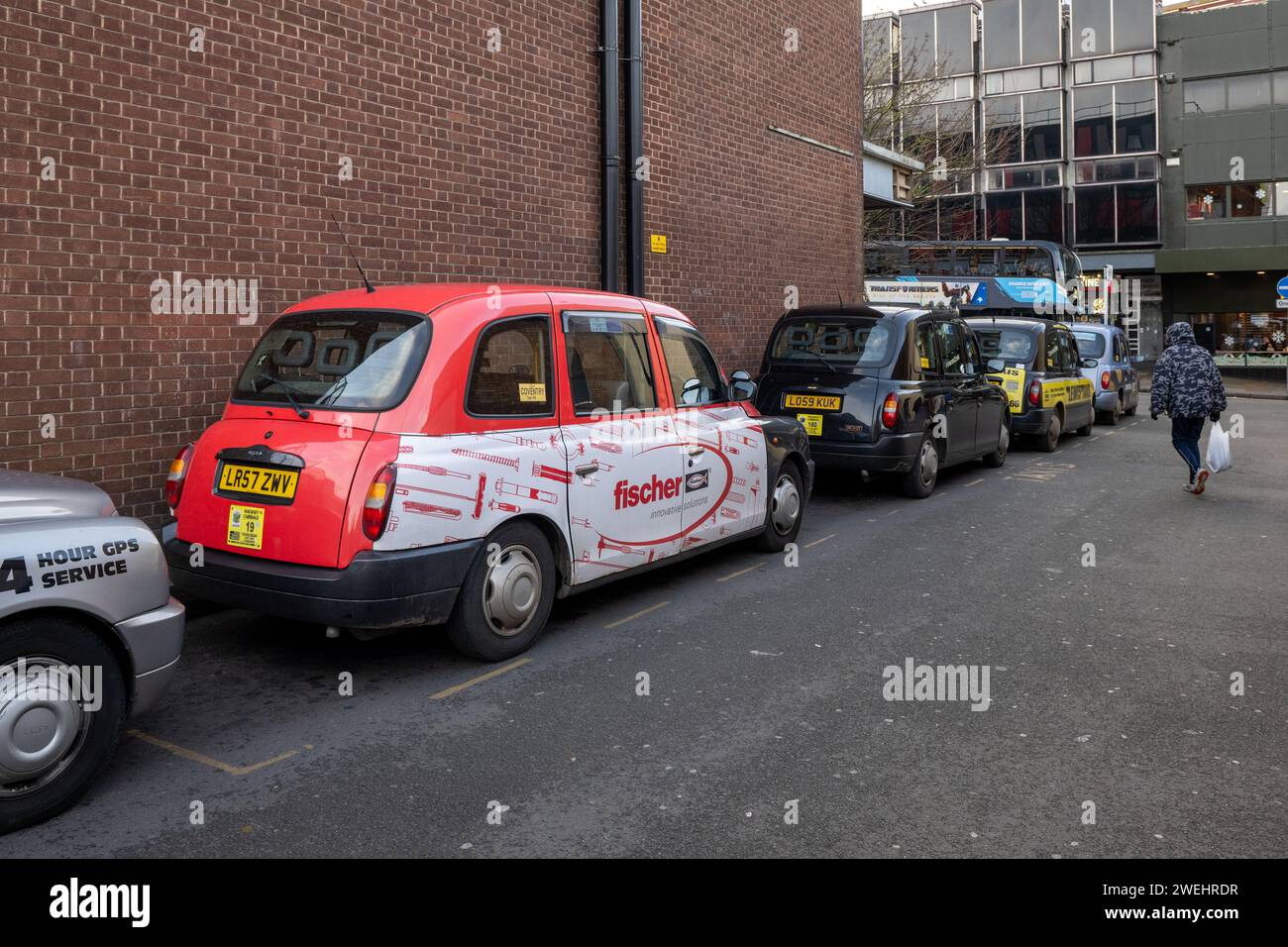 Fila di taxi in attesa delle tariffe in Burgess, Coventry, West Midlands, Regno Unito. Foto Stock