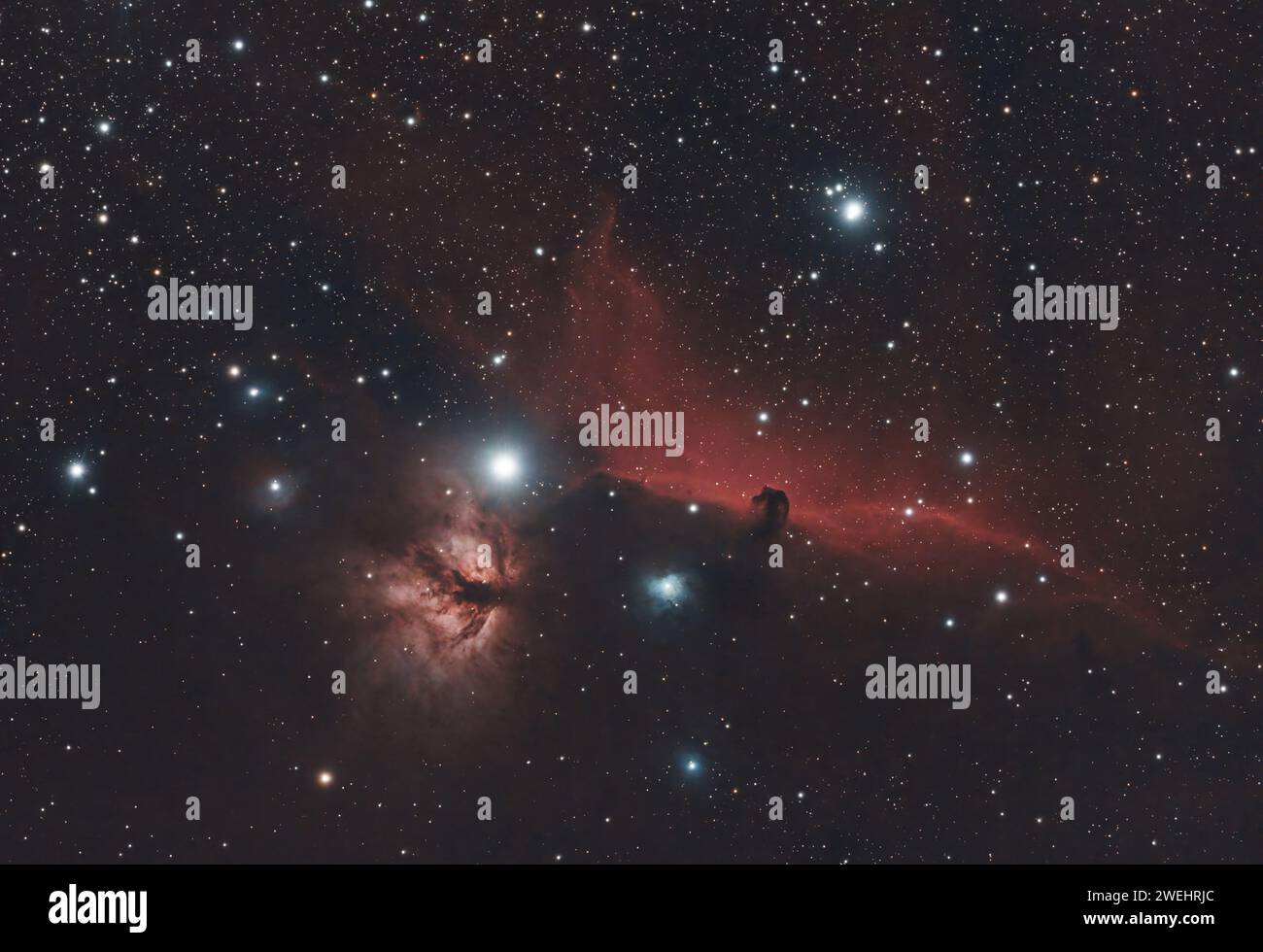 Un'immagine della nebulosa della testa del cavallo e della nebulosa della fiamma attraverso il mio Orion ED80T CF, con Canon 700D e SkyWatcher EQ5pro Mount Foto Stock