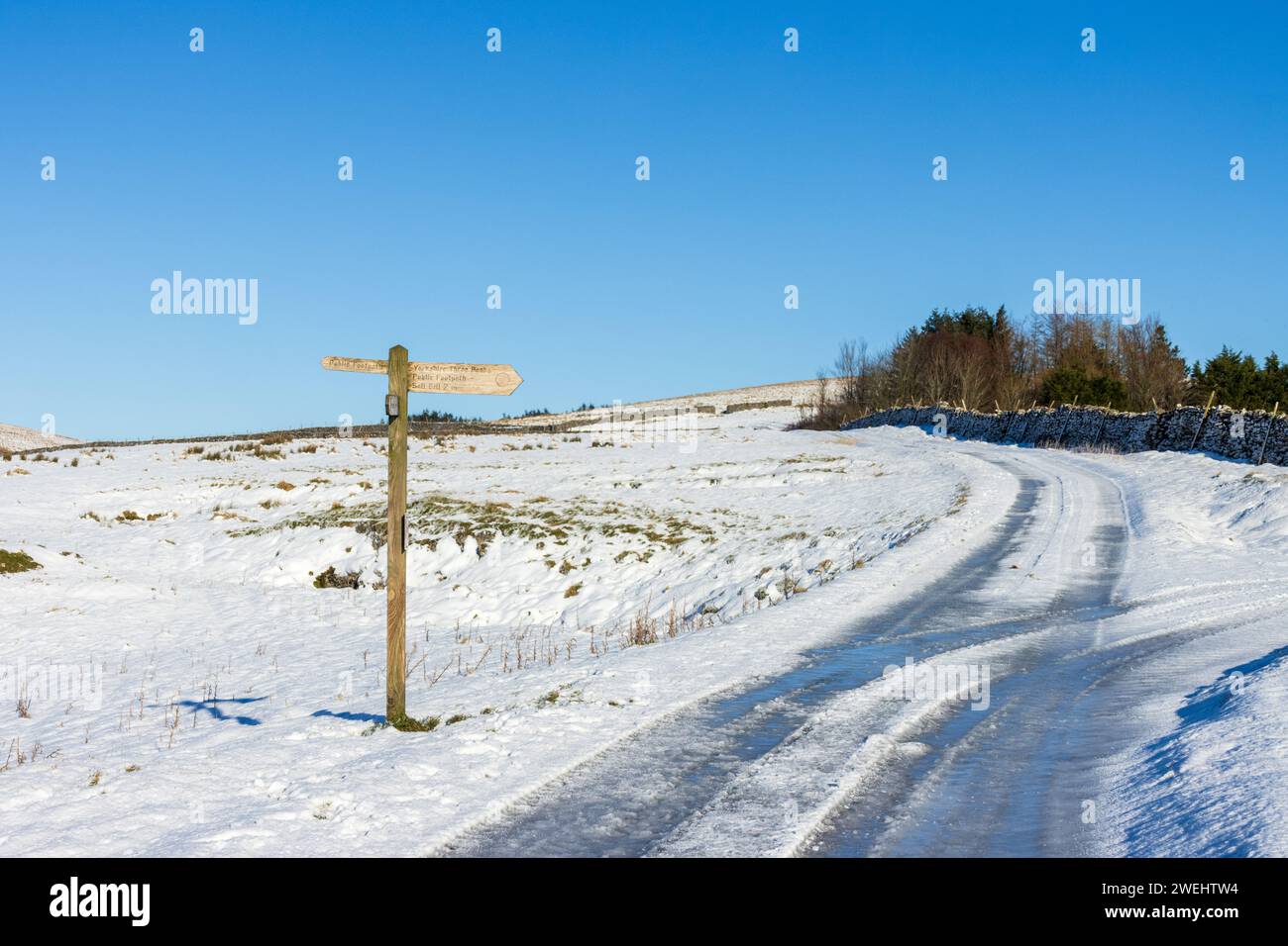 Un cartello per le Yorkshire Dales in Inghilterra in una splendida giornata invernale con molta neve a terra e cielo azzurro. Preso sui tre picchi. Foto Stock