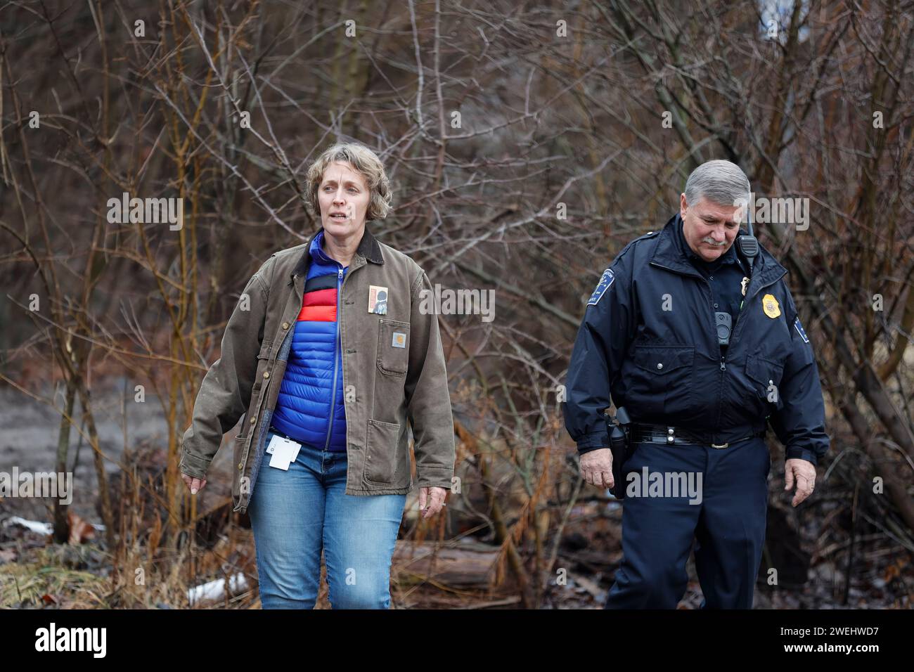 Bloomington, USA. 25 gennaio 2024. BLOOMINGTON, INDIANA - GENNAIO 25: Il sindaco di Bloomington Kerry Thomson e il capo della polizia Mike Diekhoff si riuniscono in un campo per senzatetto vicino alla missione di Wheeler il 25 gennaio 2024 a Bloomington, Indiana. ( Credit: Jeremy Hogan/Alamy Live News Foto Stock