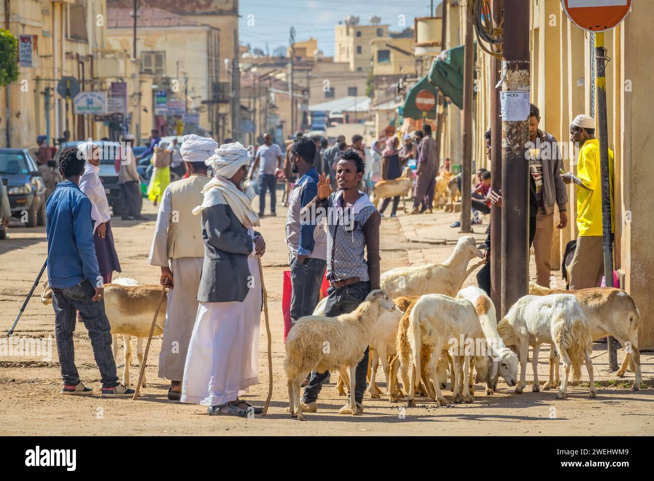 Le persone socializzano al mercato nel centro di Asmara, Eritrea, Africa orientale. Foto Stock