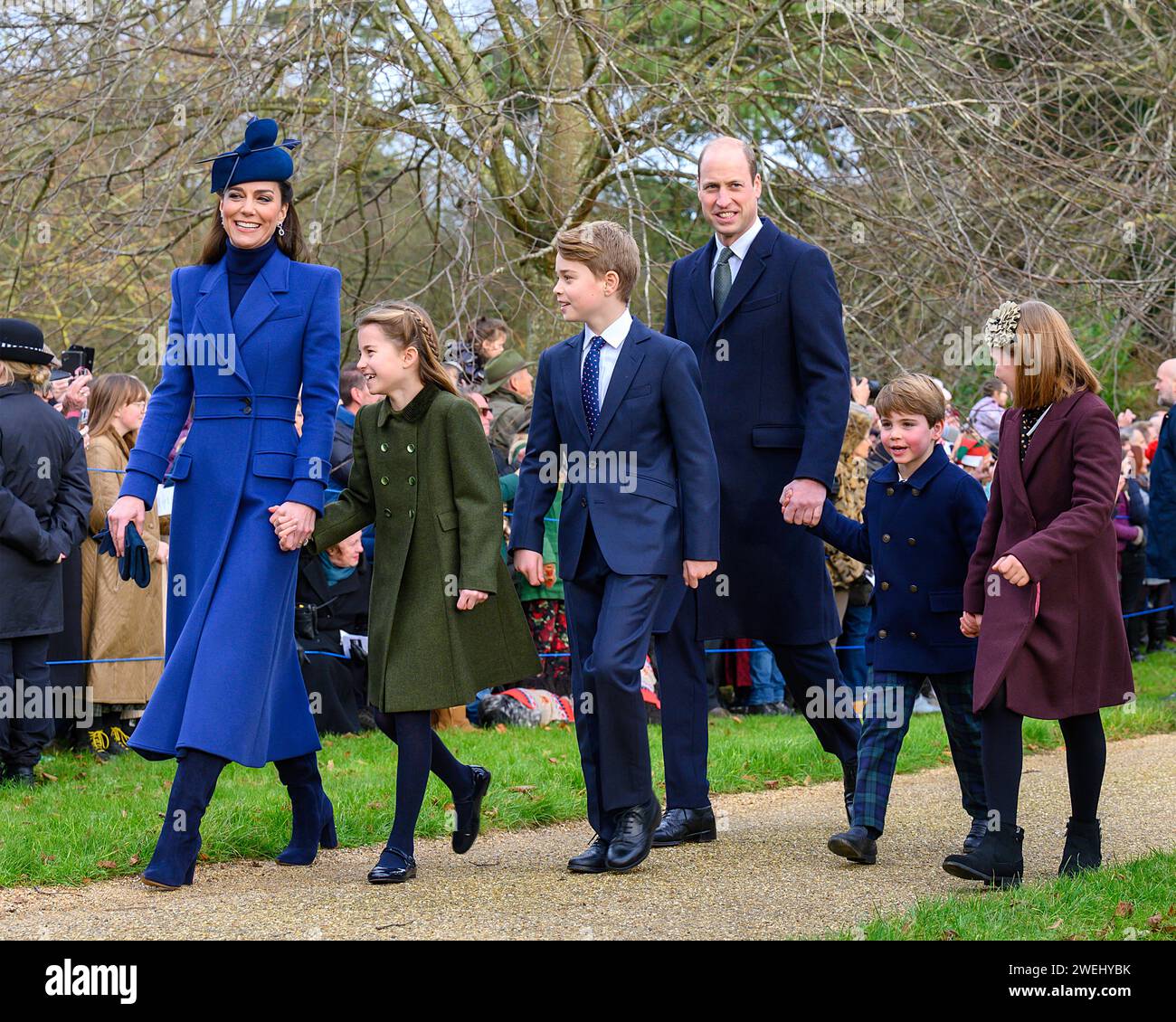 Il Principe e la Principessa di Galles con i loro figli, arrivando alla Chiesa di S.. Mary Magdalene, Sandringham il giorno di Natale, 2023 Foto Stock